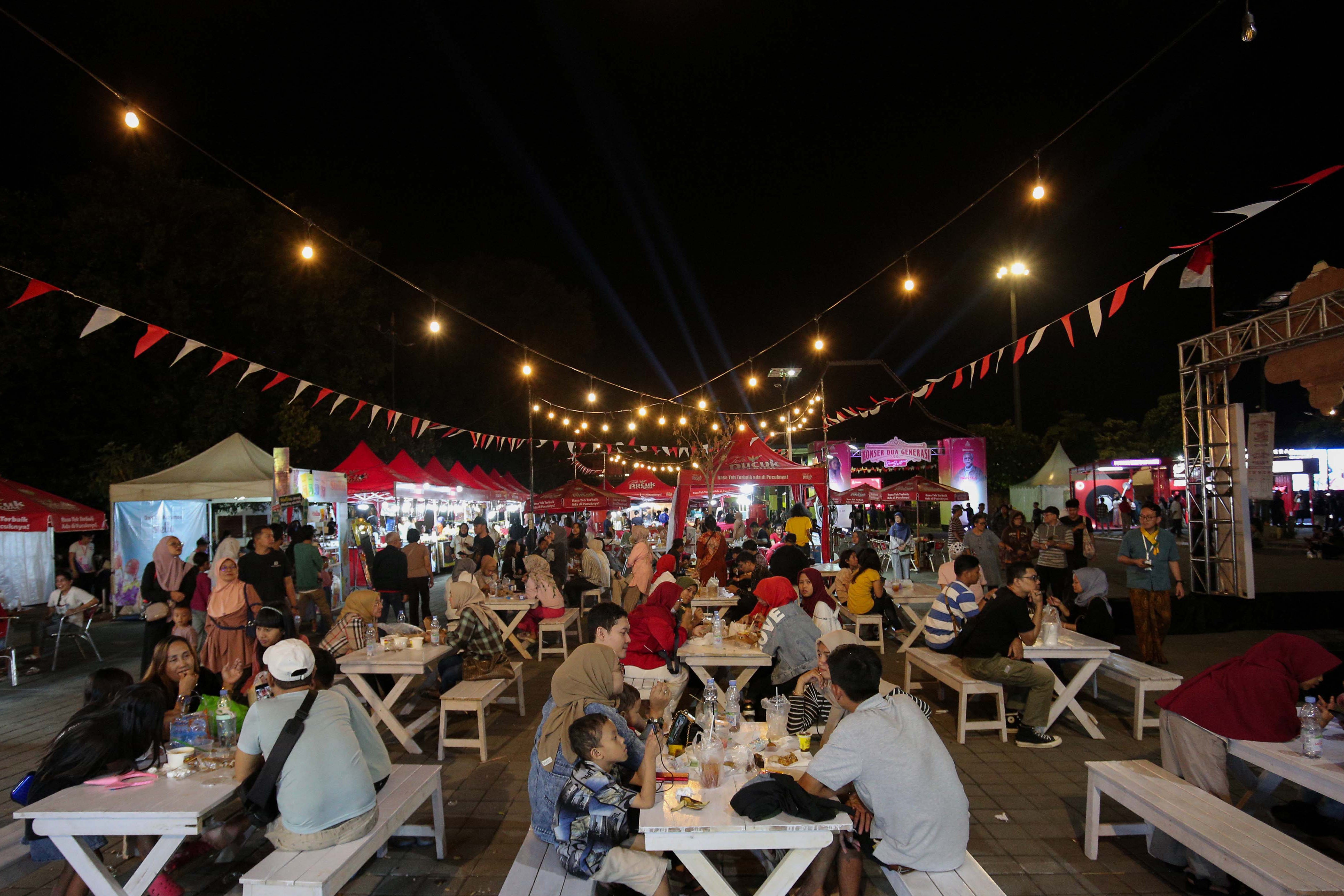 Suasana Festival Kuliner Dua Generasi di Pamedan Pura Mangkunegaran, Solo, Jawa Tengah, Sabtu (17/8/2024). Festival kuliner yang merupakan salah satu rangkaian acara pada \