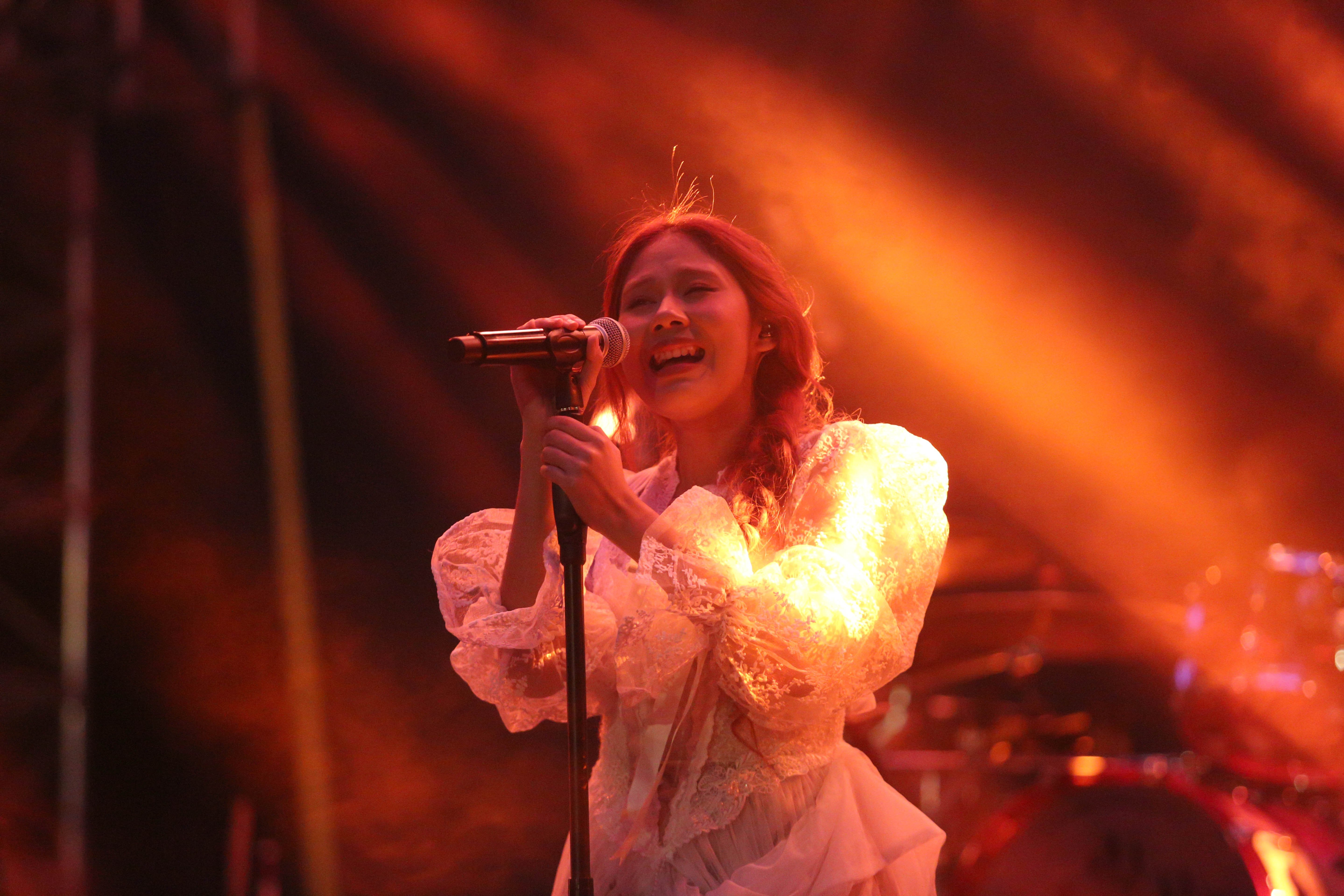 Penyanyi Nadin Amizah tampil dalam Konser Dua Generasi di Pamedan Pura Mangkunegaran, Solo, Jawa Tengah, Minggu (18/8/2024). Konser musik yang merupakan salah satu rangkaian acara Pengetan Kamardikan Indonesia ini digelar dalam rangka memeriahkan Hari Ulang Tahun (HUT) Kemerdekaan Indonesia ke-79 yang menampilkan dua musisi lintas generasi yaitu Iwan Fals dan Nadin Amizah.