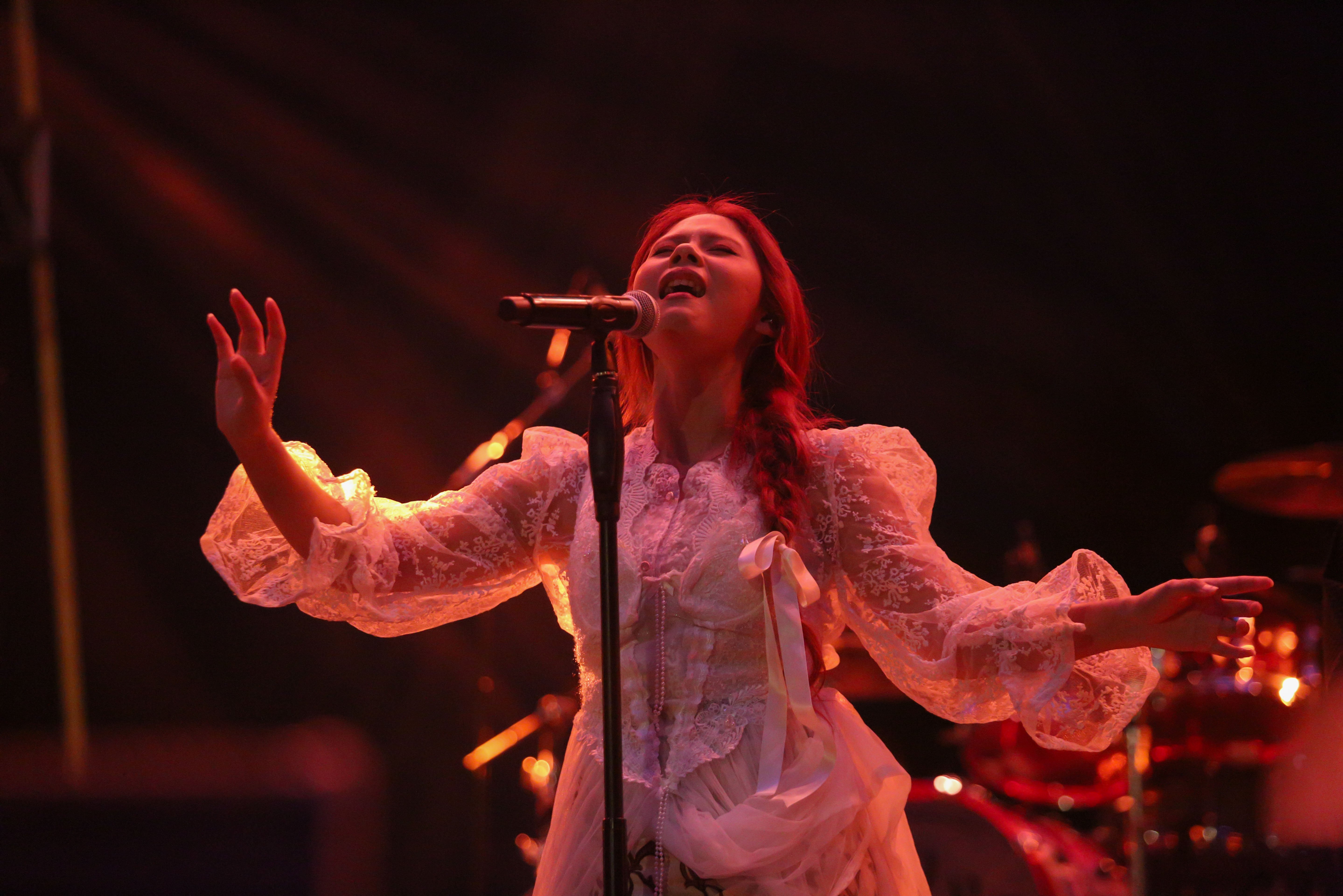 Penyanyi Nadin Amizah tampil dalam Konser Dua Generasi di Pamedan Pura Mangkunegaran, Solo, Jawa Tengah, Minggu (18/8/2024). Konser musik yang merupakan salah satu rangkaian acara Pengetan Kamardikan Indonesia ini digelar dalam rangka memeriahkan Hari Ulang Tahun (HUT) Kemerdekaan Indonesia ke-79 yang menampilkan dua musisi lintas generasi yaitu Iwan Fals dan Nadin Amizah.