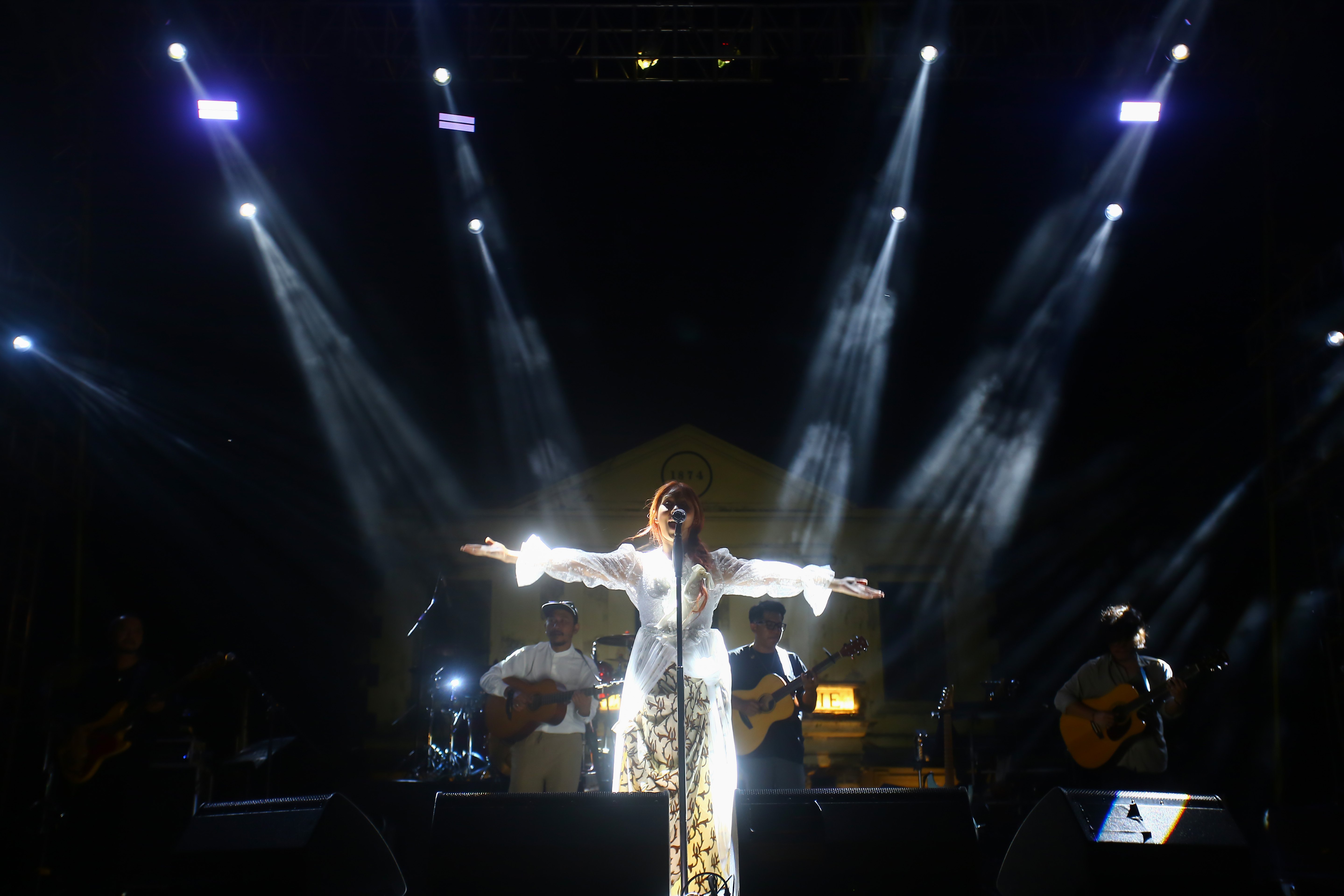 Penyanyi Nadin Amizah tampil dalam Konser Dua Generasi di Pamedan Pura Mangkunegaran, Solo, Jawa Tengah, Minggu (18/8/2024). Konser musik yang merupakan salah satu rangkaian acara Pengetan Kamardikan Indonesia ini digelar dalam rangka memeriahkan Hari Ulang Tahun (HUT) Kemerdekaan Indonesia ke-79 yang menampilkan dua musisi lintas generasi yaitu Iwan Fals dan Nadin Amizah.