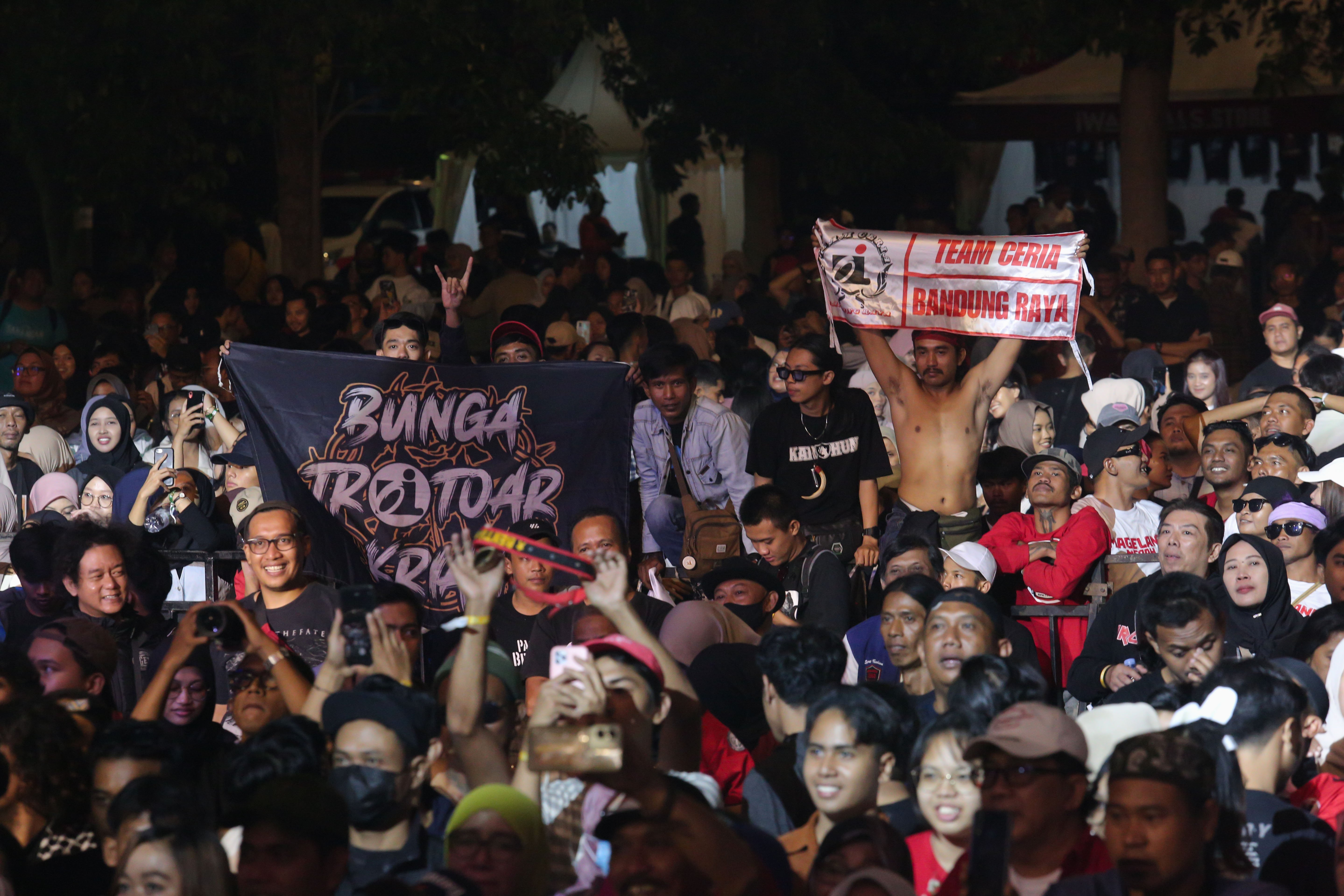 Sejumlah penonton hadir dalam Konser Dua Generasi di Pamedan Pura Mangkunegaran, Solo, Jawa Tengah, Minggu (18/8/2024). Konser musik yang merupakan salah satu rangkaian acara Pengetan Kamardikan Indonesia ini digelar dalam rangka memeriahkan Hari Ulang Tahun (HUT) Kemerdekaan Indonesia ke-79 yang menampilkan dua musisi lintas generasi yaitu Iwan Fals dan Nadin Amizah.