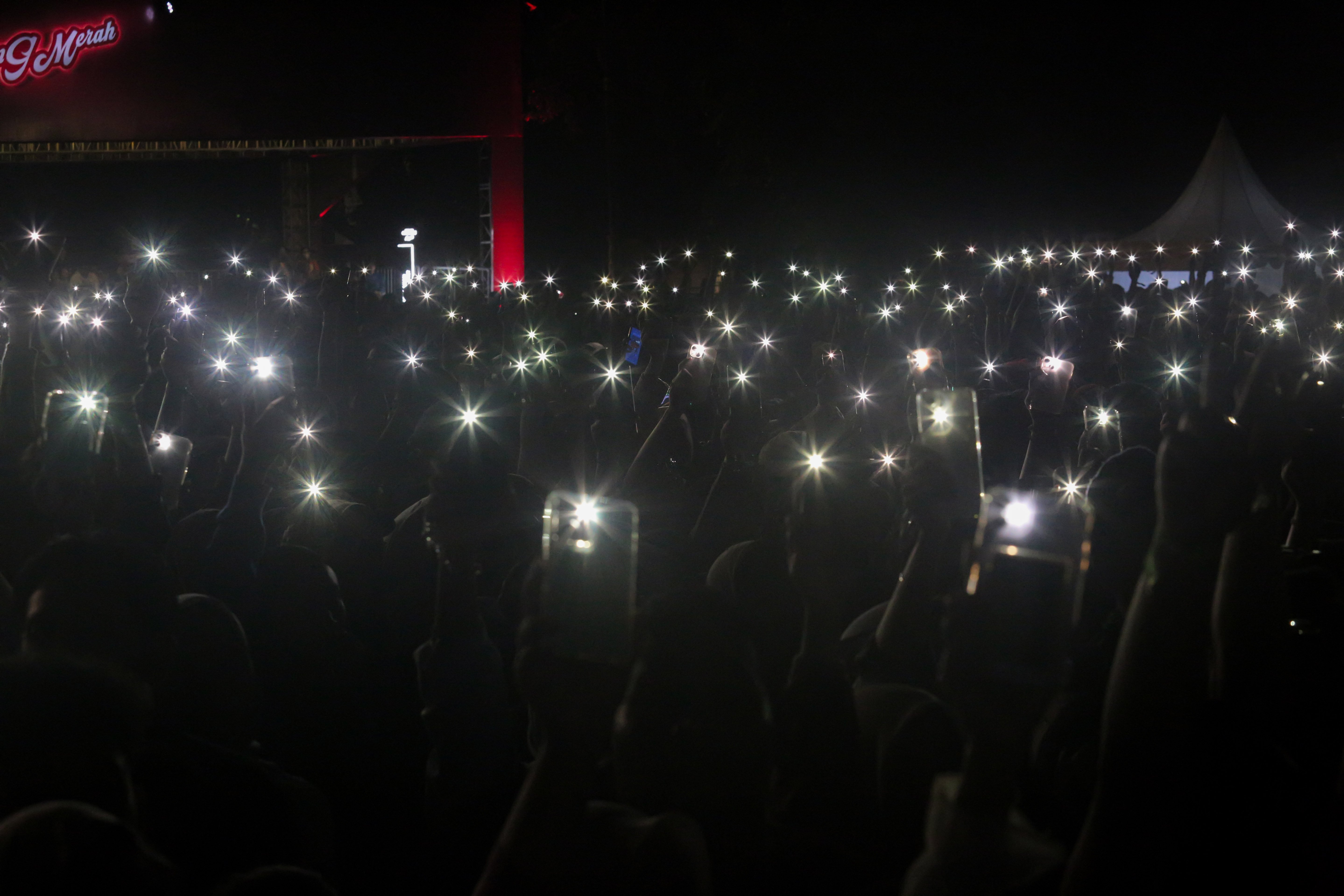 Penonton menyalakan flash handphone saat Iwan Fals tampil dalam Konser Dua Generasi di Pamedan Pura Mangkunegaran, Solo, Jawa Tengah, Minggu (18/8/2024). Konser musik yang merupakan salah satu rangkaian acara Pengetan Kamardikan Indonesia ini digelar dalam rangka memeriahkan Hari Ulang Tahun (HUT) Kemerdekaan Indonesia ke-79 yang menampilkan dua musisi lintas generasi yaitu Iwan Fals dan Nadin Amizah.