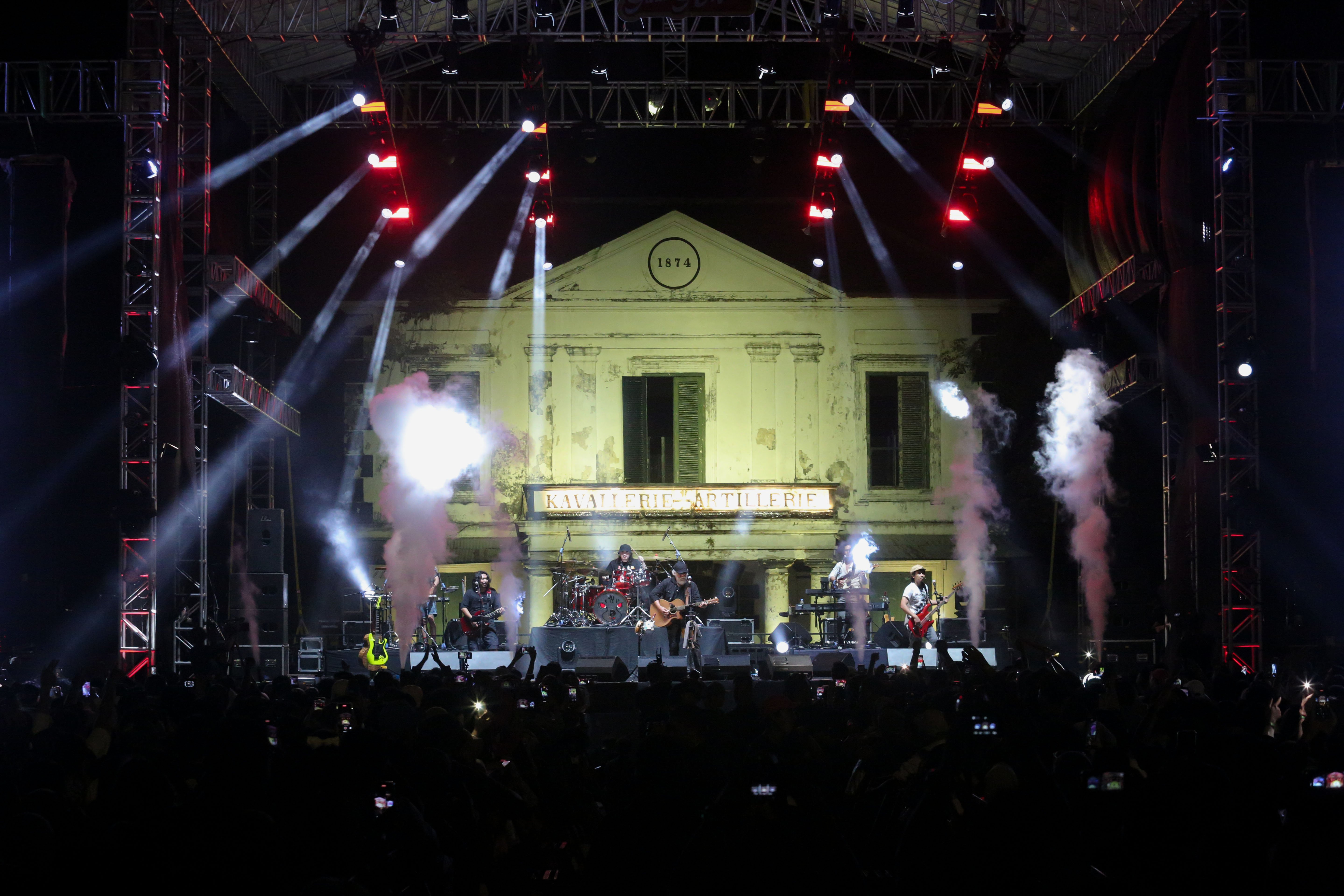 Penyanyi Iwan Fals tampil dalam Konser Dua Generasi di Pamedan Pura Mangkunegaran, Solo, Jawa Tengah, Minggu (18/8/2024). Konser musik yang merupakan salah satu rangkaian acara Pengetan Kamardikan Indonesia ini digelar dalam rangka memeriahkan Hari Ulang Tahun (HUT) Kemerdekaan Indonesia ke-79 yang menampilkan dua musisi lintas generasi yaitu Iwan Fals dan Nadin Amizah.