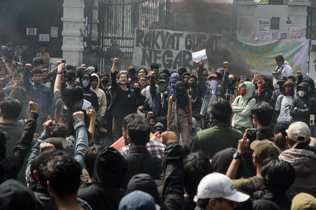 Massa yang tergabung dalam aliansi mahasiswa dan masyarakat berunjuk rasa di depan Gedung DPRD Jawa Barat, Bandung, Jawa Barat, Kamis (22/8/24). Aksi tersebut untuk mengawal putusan Mahkamah Konstitusi (MK) terkait ambang batas dalam pilkada dan menolak upaya DPR RI untuk melakukan revisi UU Pilkada.