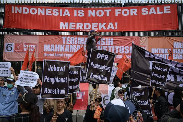 Sejumlah pengunjuk rasa dari berbagai elemen menyampaikan aspirasinya di depan kompleks Parlemen, Jalan Gatot Subroto, Senayan, Jakarta, Kamis (22/8/2024). Aksi tersebut sebagai penolakan terhadap revisi Undang-Undang Pemilihan Kepala Daerah (UU Pilkada) yang dianggap sebagai ancaman terhadap demokrasi.