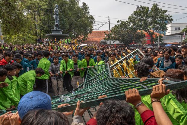 Mahasiswa dari berbagai universitas di Jateng bersama aliansi masyarakat sipil yang tergabung dalam Gerakan Rakyat Jawa Tengah Menggugat (GERAM) menyingkirkan gerbang pintu samping Kompleks Gedung DPRD Jateng yang roboh saat berunjuk rasa menolak pengesahan Revisi UU Pilkada Kota Semarang, Jawa Tengah, Kamis (22/8/2024).Aksi yang diikuti sekitar 1200 massa itu merupakan bagian dari gerakan peringatan darurat Indonesia yang viral di media sosial seusai DPR RI mengabaikan putusan MK.