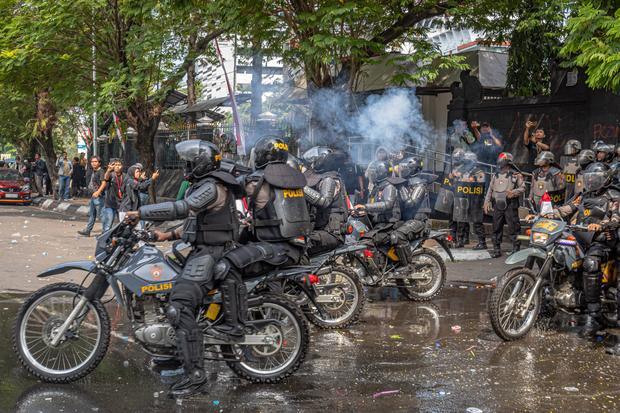 Personel kepolisan menembakkan gas air mata ke arah pengunjuk rasa saat aksi menolak pengesahan Revisi UU Pilkada di sekitar Kompleks Gedung DPRD Jateng, Kota Semarang, Jawa Tengah, Kamis (22/8/2024). Aksi yang diikuti sekitar 1200 massa itu merupakan bagian dari gerakan peringatan darurat Indonesia yang viral di media sosial seusai DPR RI mengabaikan putusan MK.