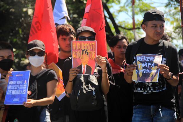 Mahasiswa memajang poster saat aksi unjuk rasa Kalbar Darurat di Bundaran Digulis, Pontianak, Kalimantan Barat, Jumat (23/8/2024). Pengunjuk rasa menyerukan sejumlah isu yaitu tentang politik dinasti, matinya demokrasi di Indonesia dan tindakan brutal aparat saat pengamanan unjuk rasa di beberapa daerah di Indonesia.