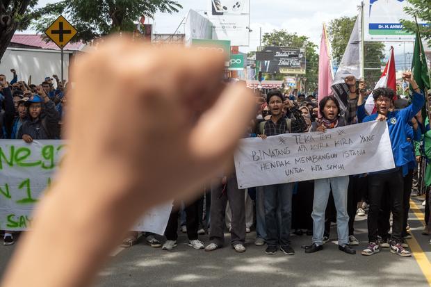 Sejumlah mahasiswa mengepalkan tangan dan meneriakkan yel-yel saat berunjuk rasa di depan kantor DPRD Sulawesi Tengah di Palu, Sulawesi Tengah, Jumat (23/8/2024). Unjuk rasa yang dikuti gabungan mahasiswa di Kota Palu itu merupakan bagian dari gerakan peringatan darurat demokrasi di Indonesia setelah DPR mengabaikan putusan MK dan mereka menyatakan sikap untuk terus mengawalnya.