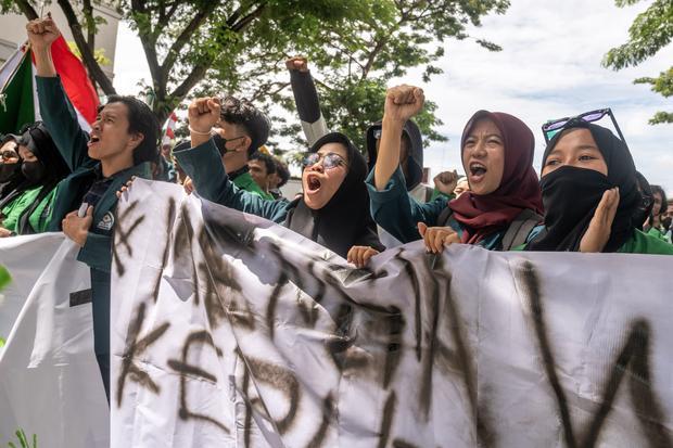 Sejumlah mahasiswa meneriakkan yel-yel saat berunjuk rasa di depan kantor DPRD Sulawesi Tengah di Palu, Sulawesi Tengah, Jumat (23/8/2024). Unjuk rasa yang dikuti gabungan mahasiswa di Kota Palu itu merupakan bagian dari gerakan peringatan darurat demokrasi di Indonesia setelah DPR mengabaikan putusan MK dan mereka menyatakan sikap untuk terus mengawalnya.