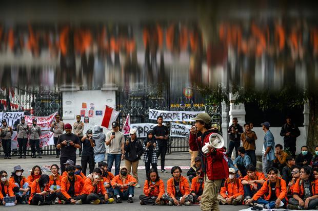 Massa yang tergabung dalam BEM Seluruh Indonesia Jawa Barat berorasi saat unjuk rasa di depan Gedung DPRD Jawa Barat, Bandung, Jawa Barat, Jumat (23/8/2024). Aksi yang diikuti oleh mahasiswa dari berbagai kampus di Jawa Barat tersebut ditujukan untuk mengawal putusan Mahkamah Konstitusi (MK) terkait ambang batas pencalonan pilkada serta menolak RUU Pilkada oleh DPR.