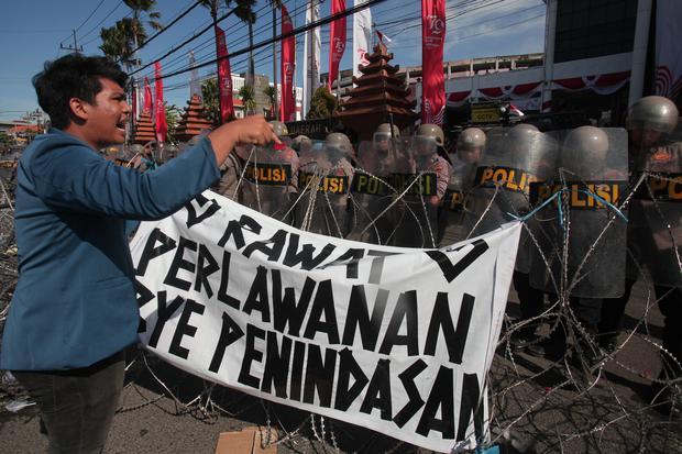 Sejumlah anggota Polri bersiaga mengamankan unjuk rasa di depan gedung DPRD Jawa Timur, Surabaya, Jawa Timur, Jumat (23/8/2024). Aksi yang dilakukan sejumlah mahasiswa dari berbagai perguruan tinggi itu untuk mengawal putusan Mahkamah Konstitusi (MK) dan menolak revisi UU Pilkada 2024.