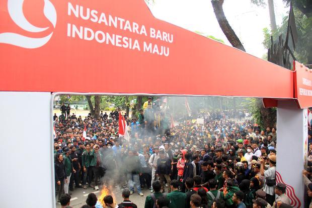 Sejumlah mahasiswa mengikuti aksi darurat demokrasi di depan gedung DPRD Sumatera Utara, Medan, Jumat (23/8/2024). Aksi yang diikuti ratusan mahasiswa dari berbagai kampus di Sumatera Utara tersebut menuntut DPR agar membatalkan Revisi UU Pilkada sekaligus mengawal putusan Mahkamah Konstitusi (MK) terkait Pilkada.