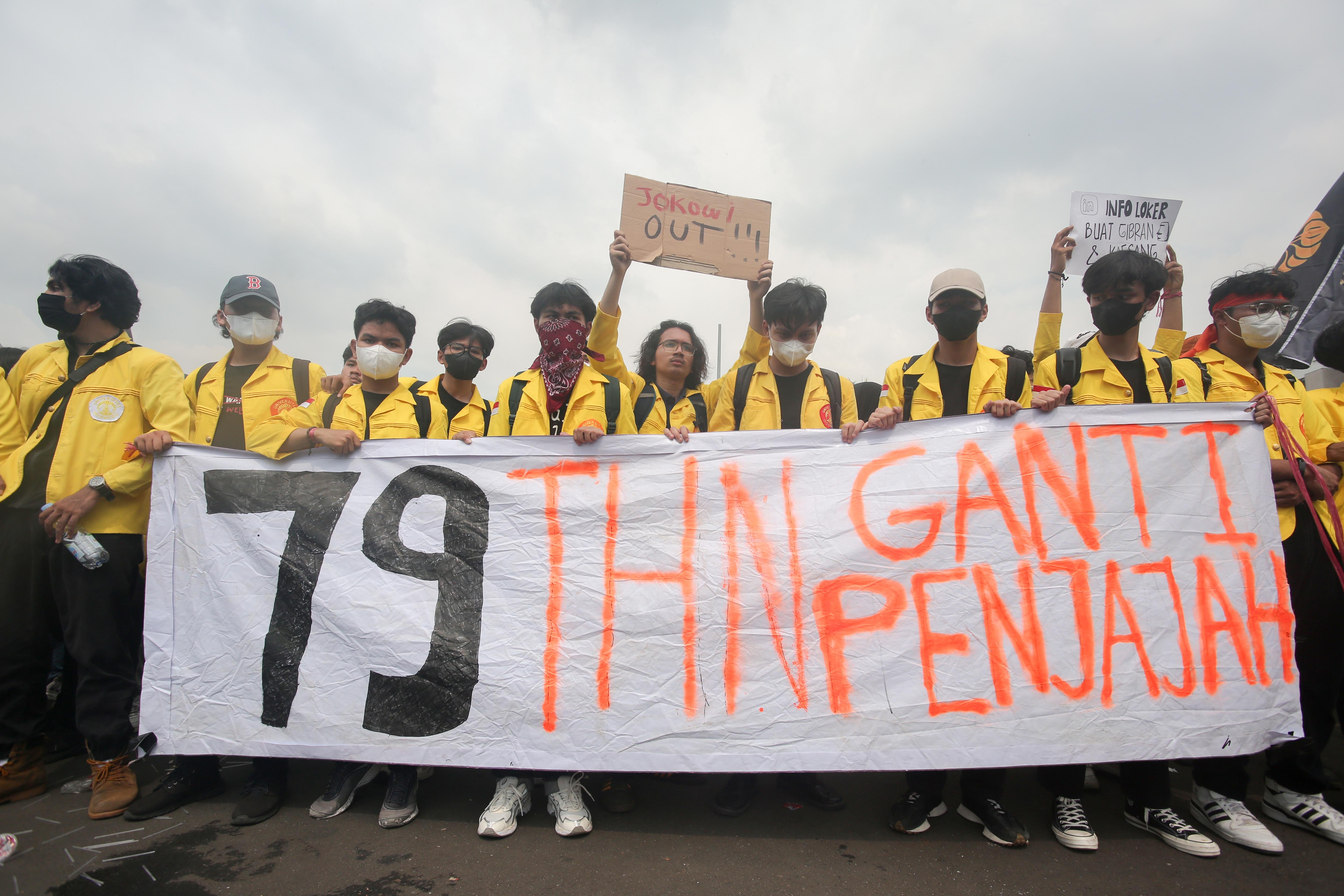 Sejumlah mahasiswa mengikuti aksi unjuk rasa di depan Gedung DPR/MPR, Senayan, Jakarta, Kamis (22/7/2024). Dalam aksinya tersebut mereka mendesak kepada DPR untuk tidak melawan keputusan Mahkamah Konstitusi terkait ambang batas syarat partai politik mengajukan calon kepala daerah dan syarat umur calon kepala daerah dengan mengesahkan RUU Pilkada.