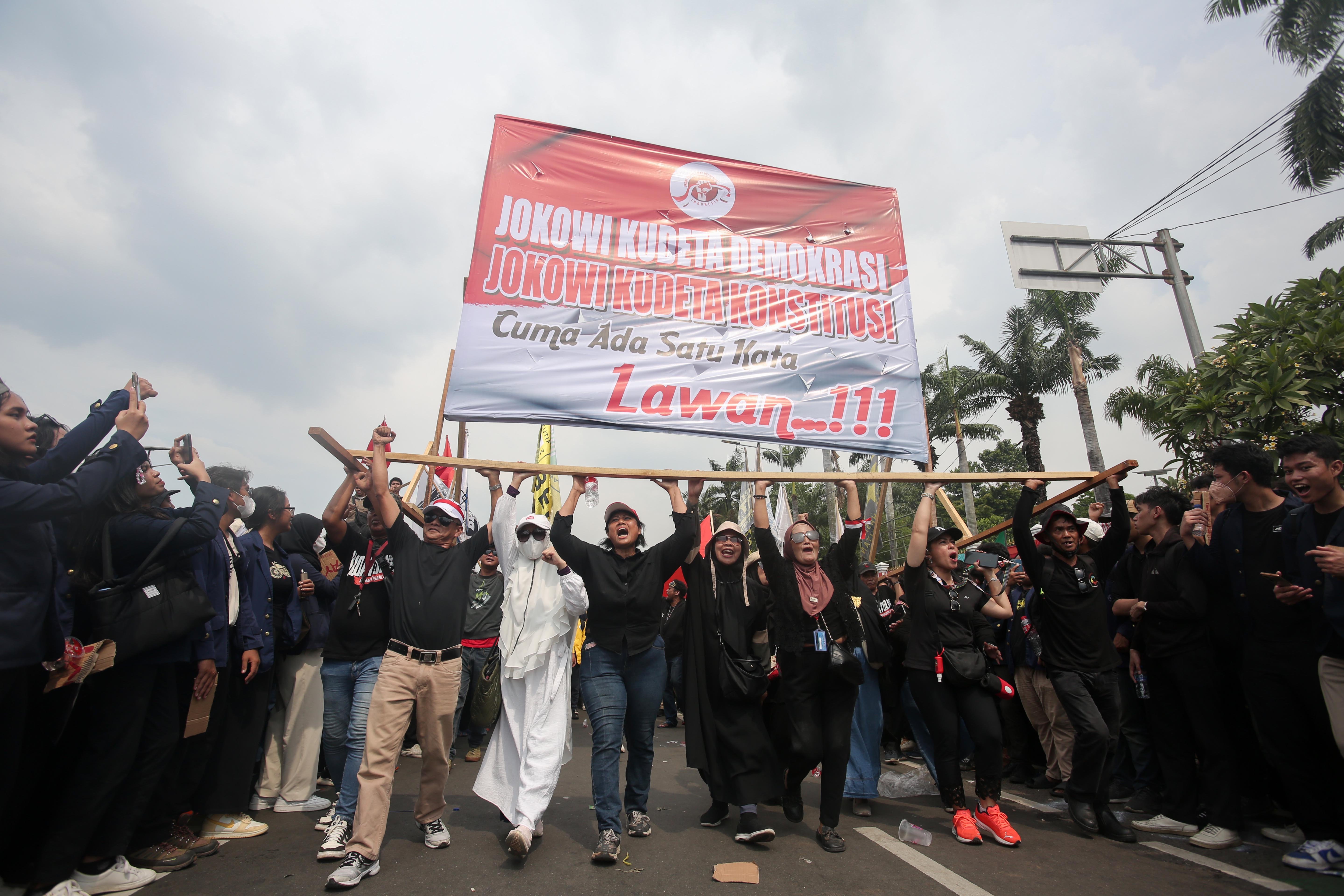 Sejumlah pengunjuk rasa membawa spanduk tuntutan saat mengikuti aksi unjuk rasa di depan Gedung DPR/MPR, Senayan, Jakarta, Kamis (22/7/2024). Dalam aksinya tersebut mereka mendesak kepada DPR untuk tidak melawan keputusan Mahkamah Konstitusi terkait ambang batas syarat partai politik mengajukan calon kepala daerah dan syarat umur calon kepala daerah dengan mengesahkan RUU Pilkada.