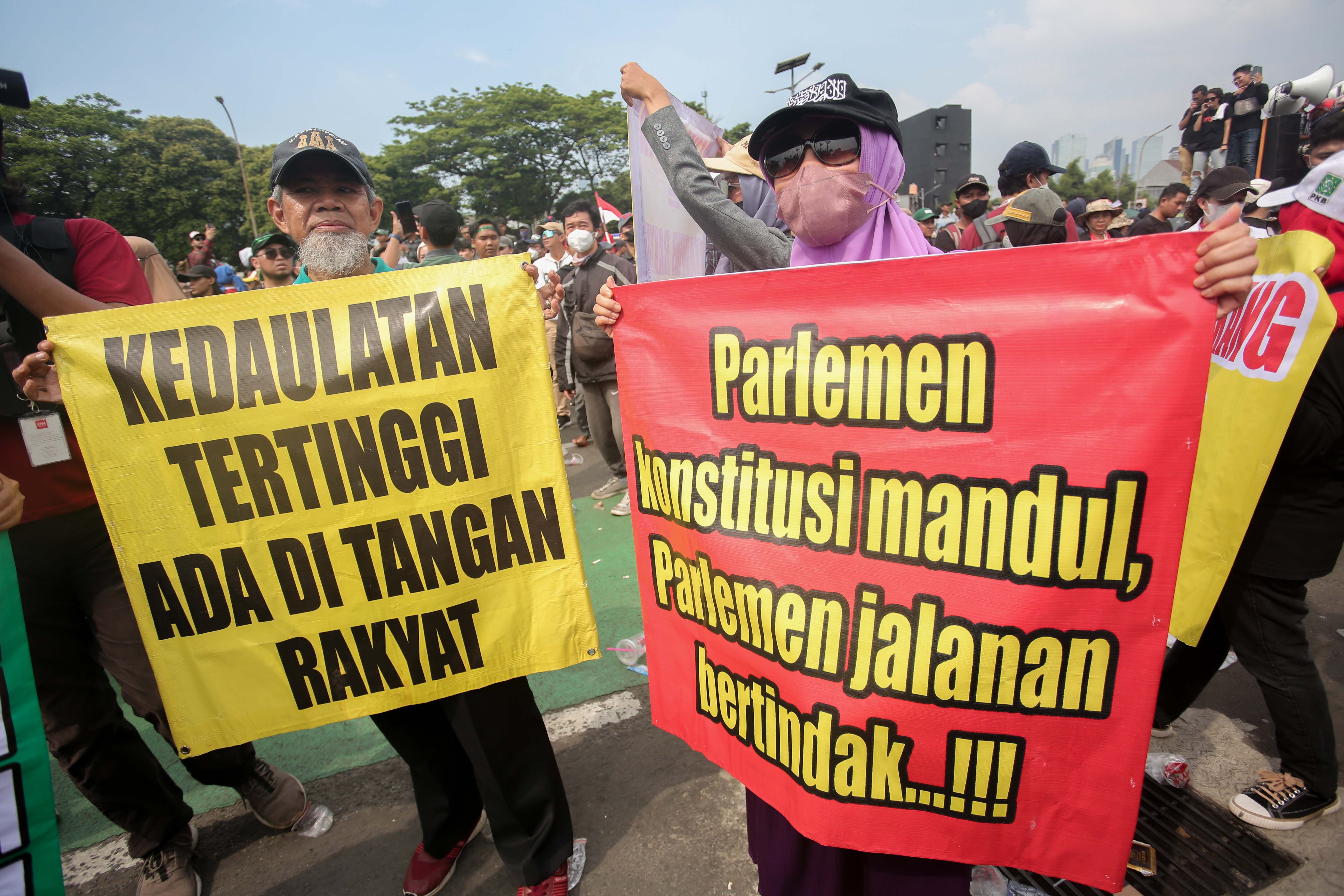 Pengunjuk rasa membawa spanduk tuntutan saat mengikuti aksi unjuk rasa di depan Gedung DPR/MPR, Senayan, Jakarta, Kamis (22/7/2024). Dalam aksinya tersebut mereka mendesak kepada DPR untuk tidak melawan keputusan Mahkamah Konstitusi terkait ambang batas syarat partai politik mengajukan calon kepala daerah dan syarat umur calon kepala daerah dengan mengesahkan RUU Pilkada.