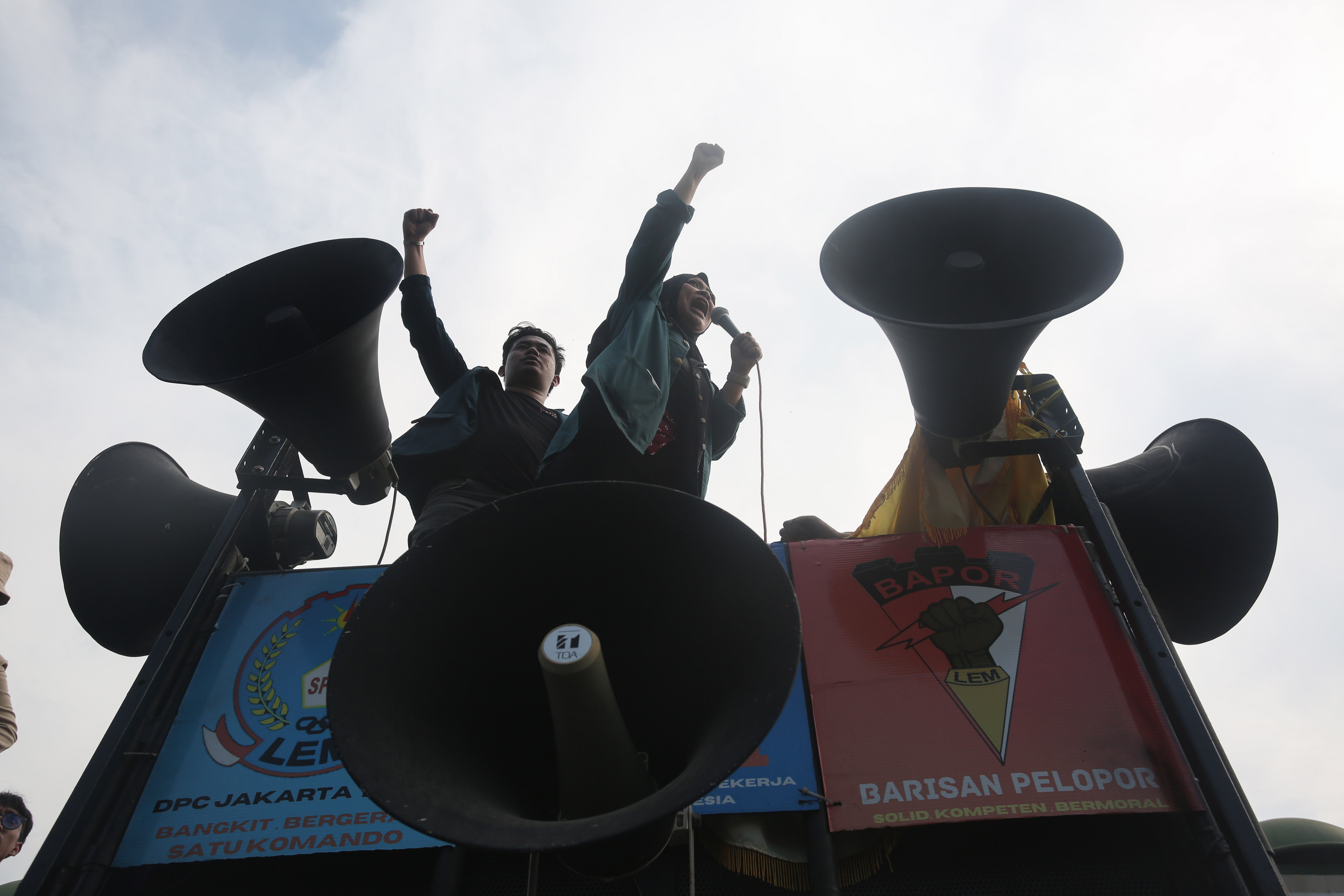 Mahasiswa berorasi saat mengikuti aksi unjuk rasa di depan Gedung DPR/MPR, Senayan, Jakarta, Kamis (22/7/2024). Dalam aksinya tersebut mereka mendesak kepada DPR untuk tidak melawan keputusan Mahkamah Konstitusi terkait ambang batas syarat partai politik mengajukan calon kepala daerah dan syarat umur calon kepala daerah dengan mengesahkan RUU Pilkada.