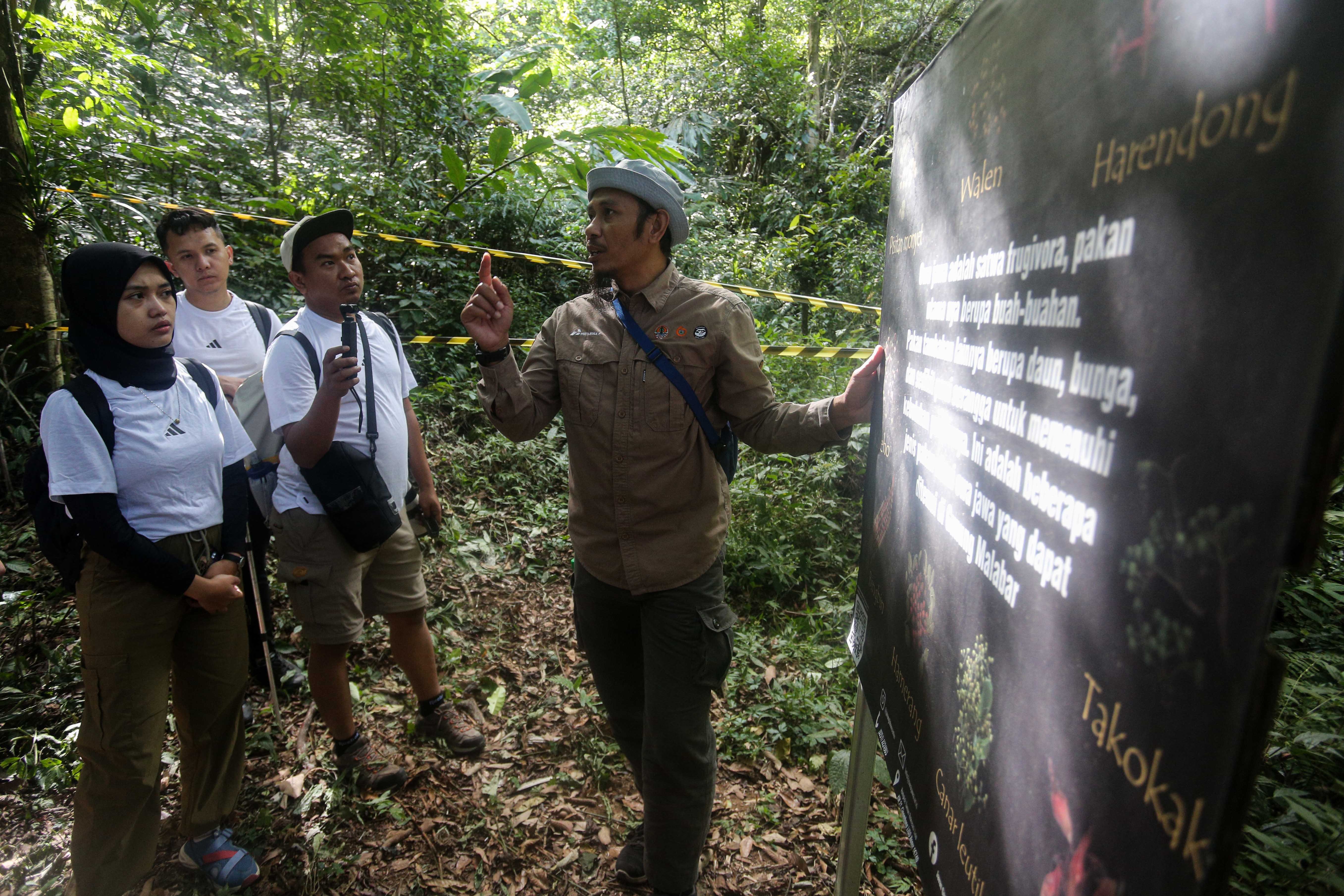 Koordinator Edukasi Yayasan Owa Jawa, Muhammad Abduh (kanan) memberikan arahan kepada peserta media outbound Pertamina Hulu Energi saat pemantauan Owa Jawa di kawasan Hutan Lindung Malabar, Gunung Puntang, Bandung Selatan, Jumat (30/8/2024). Pertamina Hulu Energi melalui Pertamina EP Subang Field Regional Jawa mengusung program pelestarian keanekaragaman hayati yang bekerja sama dengan Yayasan Owa Jawa dalam upaya melestarikan Owa Jawa dengan melakukan pemantauan terhadap primata langka ini di Gunung Puntan