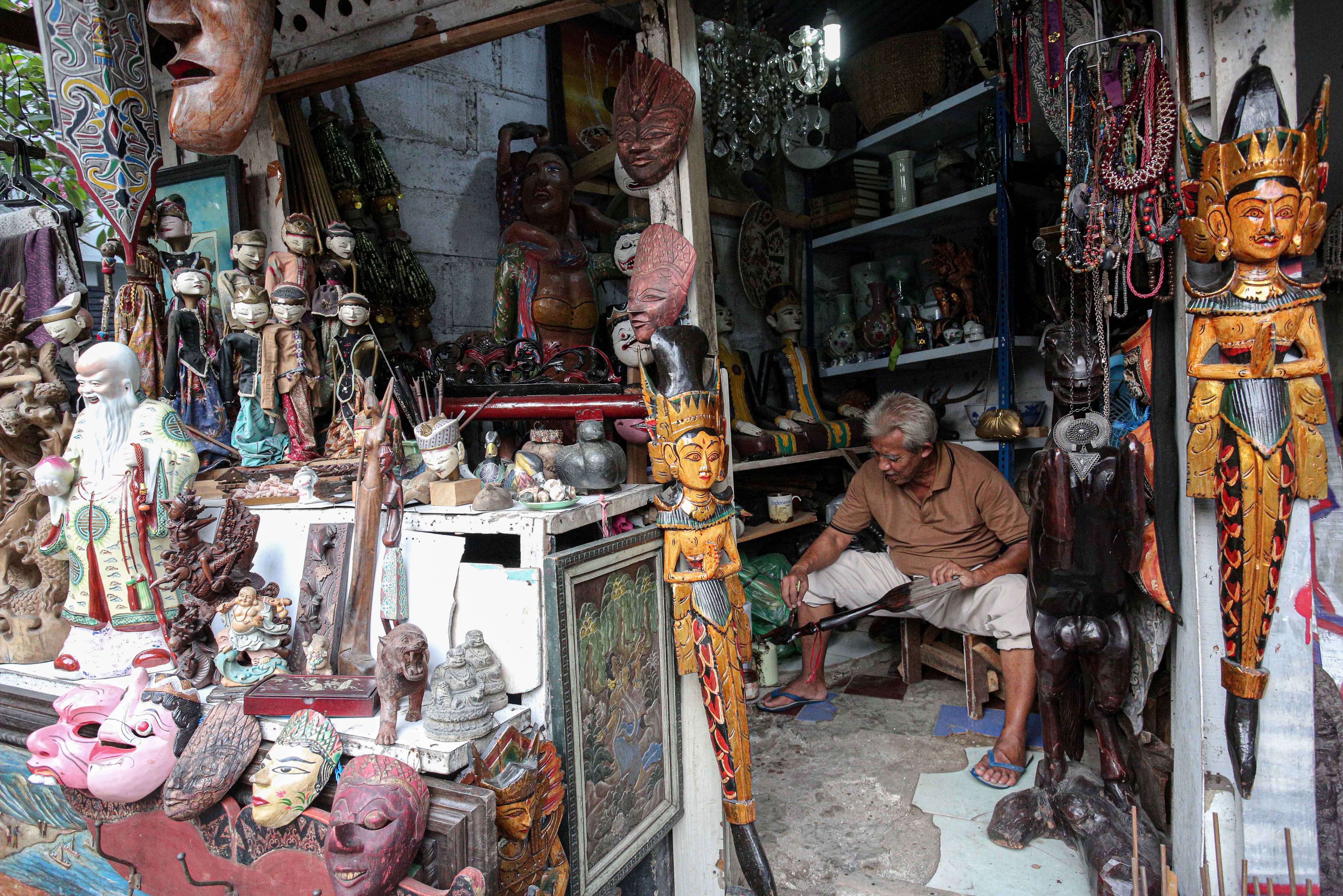 Pedagang membersihkan barang antik yang dijualnya di Pasar Barang Antik, Jalan Surabaya, Menteng, Jakarta Pusat, Kamis (12/9/2024). Pasar barang antik yang sudah beroperasi sejak tahun 1970 ini menjual berbagai barang antik seperti jam, piringan hitam, kamera, ukiran kayu hingga benda berbahan keramik yaitu guci dan piring yang dijual dengan harga mulai dari ratusan ribu hingga puluhan juta rupiah.