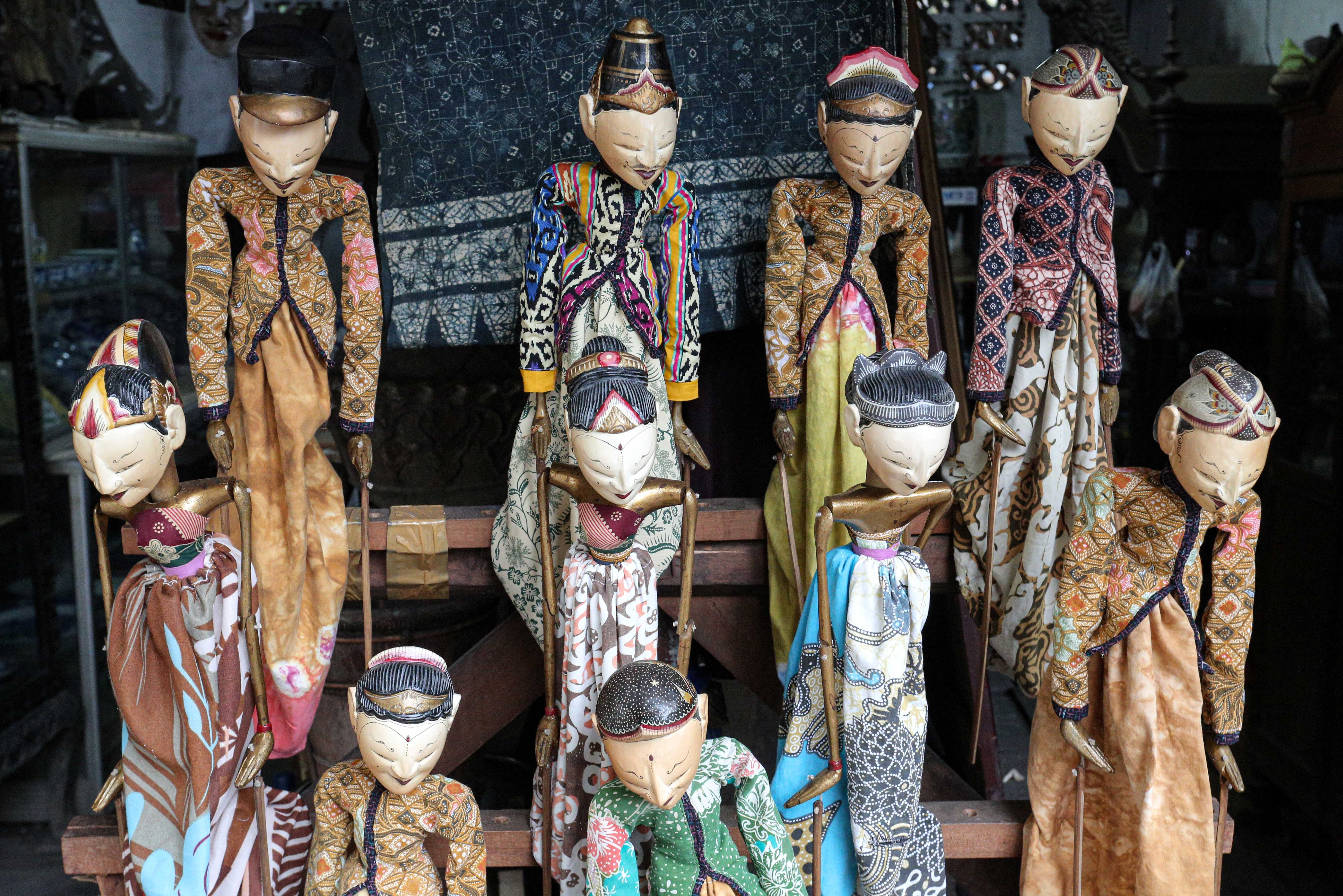 Sejumlah wayang golek yang dijual di Pasar Barang Antik, Jalan Surabaya, Menteng, Jakarta Pusat, Kamis (12/9/2024). Pasar barang antik yang sudah beroperasi sejak tahun 1970 ini menjual berbagai barang antik seperti jam, piringan hitam, kamera, ukiran kayu hingga benda berbahan keramik yaitu guci dan piring yang dijual dengan harga mulai dari ratusan ribu hingga puluhan juta rupiah.