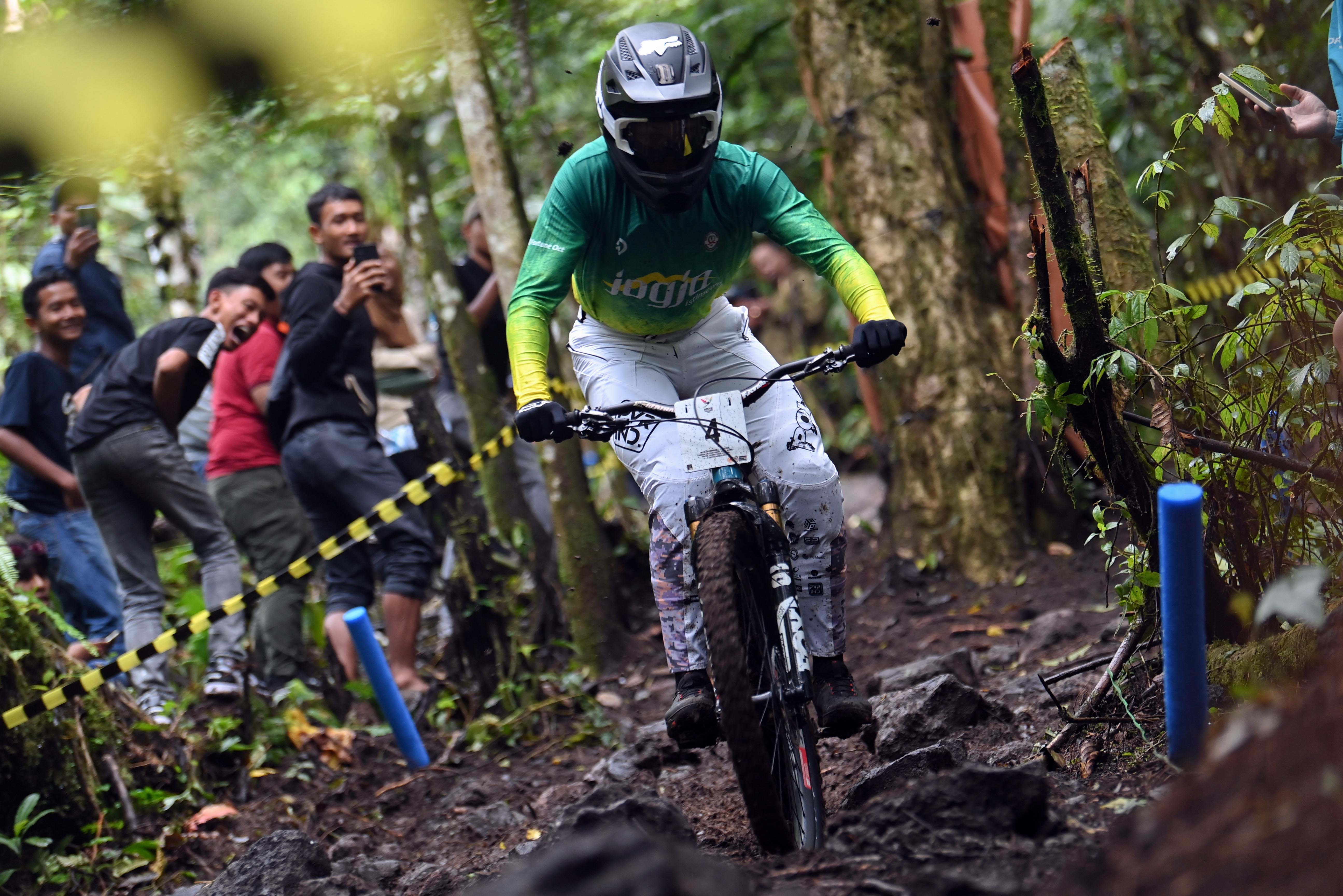 Pembalap sepeda gunung DIY FX Elneno Christian memacu sepedanya pada final Individual Downhill putra PON XXI Aceh-Sumut di Arena Taman Hutan Raya Bukit Barisan, Kabupaten Karo, Sumatera Utara, Senin (9/9/2024). Pembalap Dois Audi Fikriansyah meraih medali emas dengan catatan waktu 2 menit 49 detik disusul pembalap Pandu Satrio Perkasa (Jatim) dan pembalap Sumatera Selatan Putra Ganda Arrozaq. 