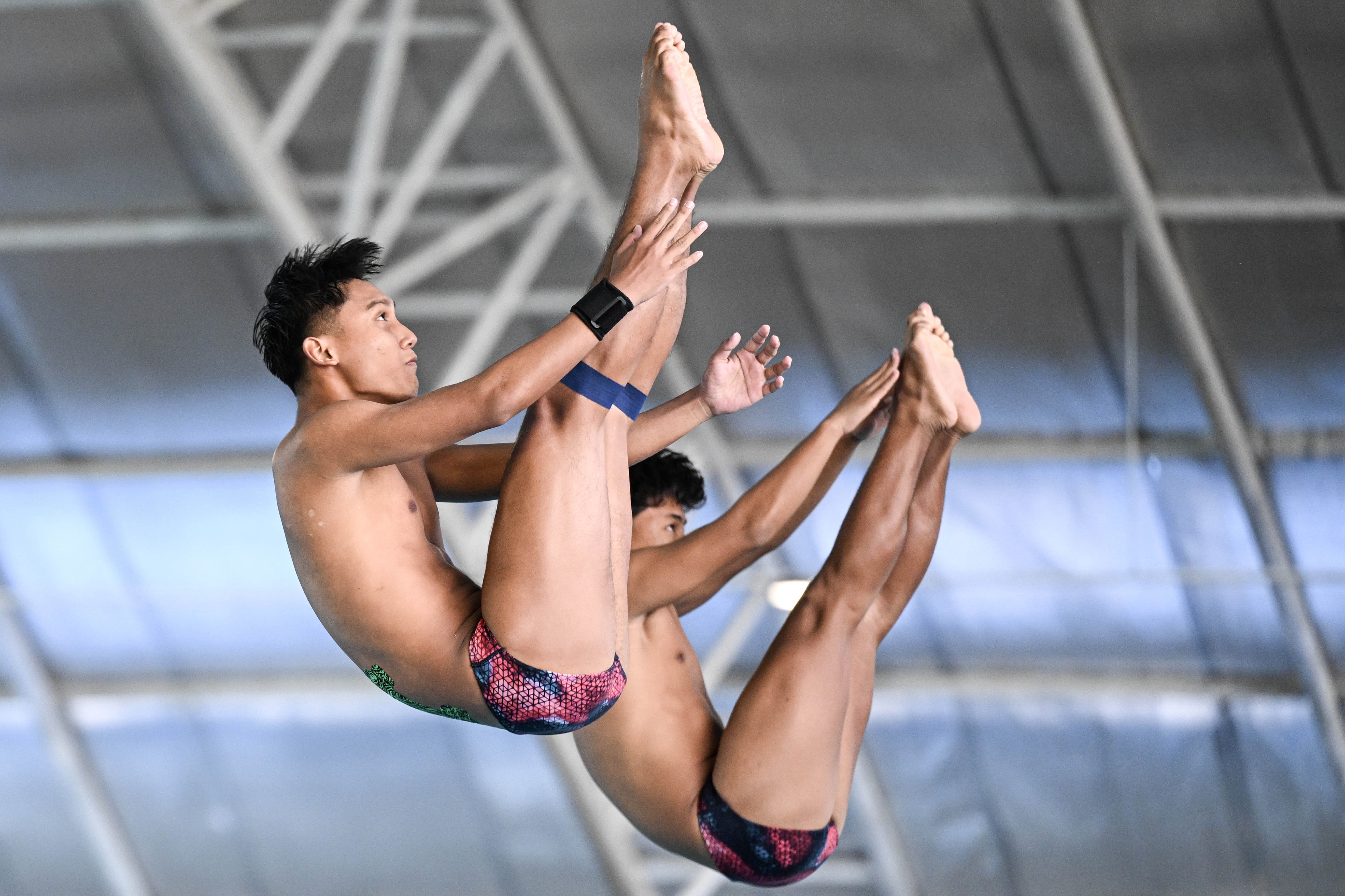 Atlet loncat indah Kalimantan Selatan Muhammad Fadhil (kiri) dan Akbar Tawakal Sayyidina Lee (kanan) melakukan loncatan pada Final Loncat Indah nomor Synchro Menara Putra PON XXI Aceh-Sumut di Kolam Renang Selayang Dispora Sumatera Utara, Medan, Senin (9/9/2024). DKI Jakarta meraih medali emas dengan skor 338,07, medali perak diraih Kalimantan Selatan skor 262,11, sedangkan medali perunggu diraih Jawa Timur dengan skor 247,62. 