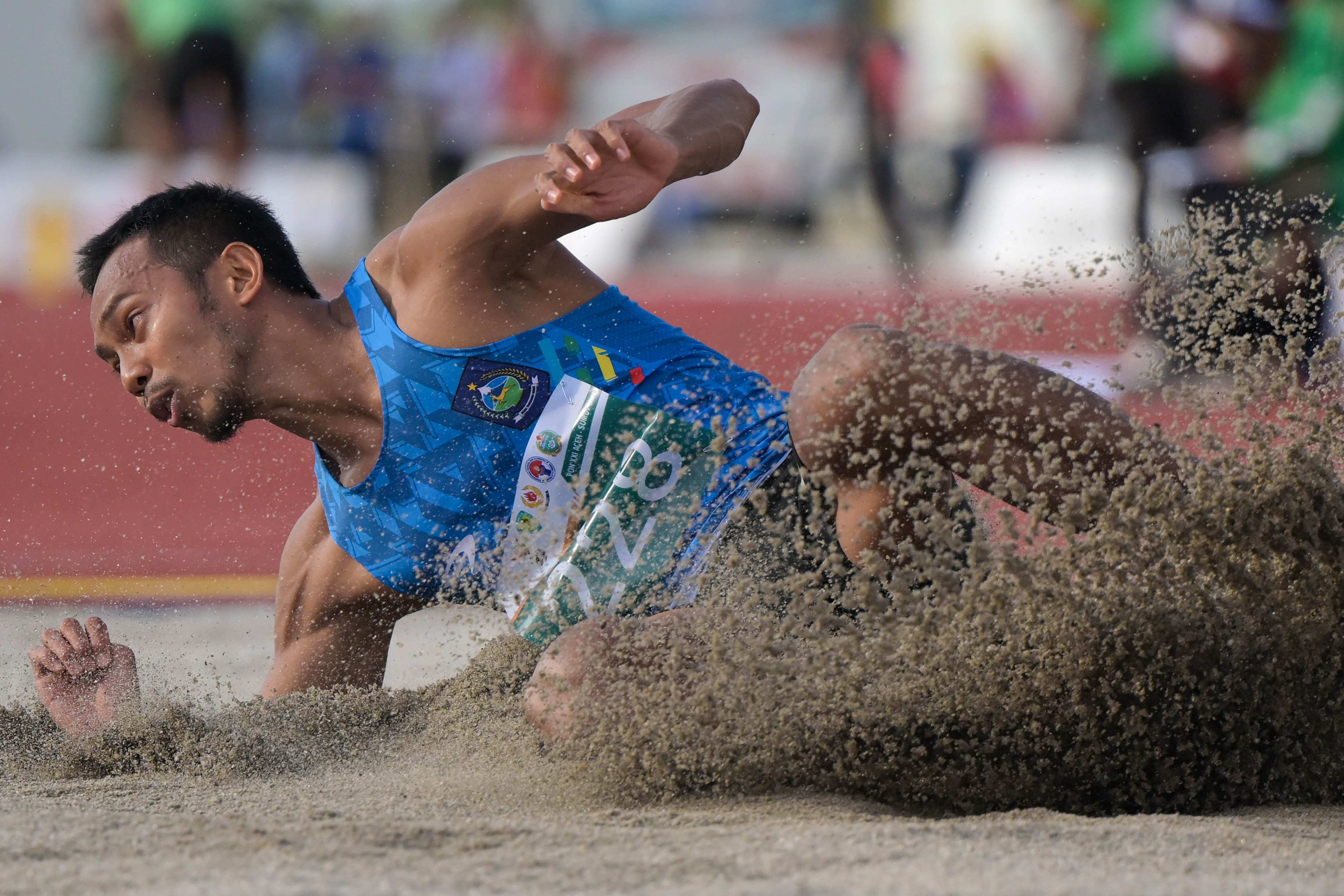 Atlet lompat jauh NTB Sapwaturrahman melakukan lompatan pada final lompat jauh putra PON XXI Aceh-Sumut 2024 di Stadion Madya Atletik Sumut Sport Center, Deli Serdang, Sumatera Utara, Jumat (13/9/2024). Medali emas diraih atlet NTB Sapwaturrahman sekaligus memecahkan rekor PON dengan lompatan sejauh 7,69 meter, medali perak diraih atlet Bangka Belitung Ahmad Ambali dengan lompatan sejauh 7,51 meter, dan medali perunggu diraih atlet Jawa Tengah Arifianto dengan lompatan sejauh 7,46 meter. 