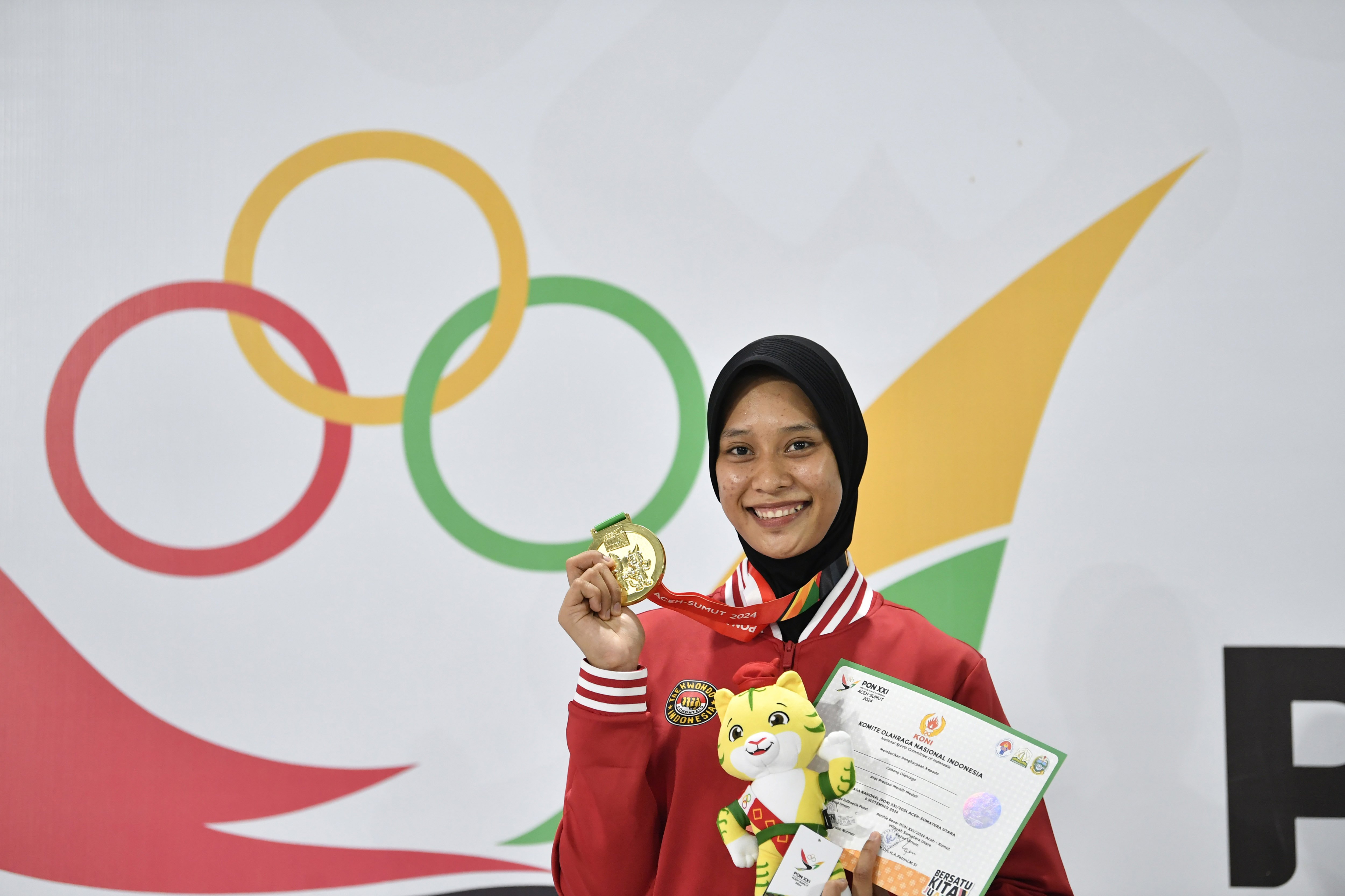 Atlet taekwondo Gorontalo Lamanda Silvana memegang medali usai final Taekwondo Kyorugi di bawah 62 kilogram putri PON XXI Aceh-Sumut di Venue Martial Art, Deli Serdang, Sumatera Utara, Kamis (12/9/2024). Atlet Gorontalo Lamanda Silvana meraih medali emas, disusul atlet Jawa Tengah Fitriana Yusuf medali perak dan masing-masing atlet Jawa Barat Made Permata Sari serta atlet Sumatera Utara Herawati meraih medali perunggu. 