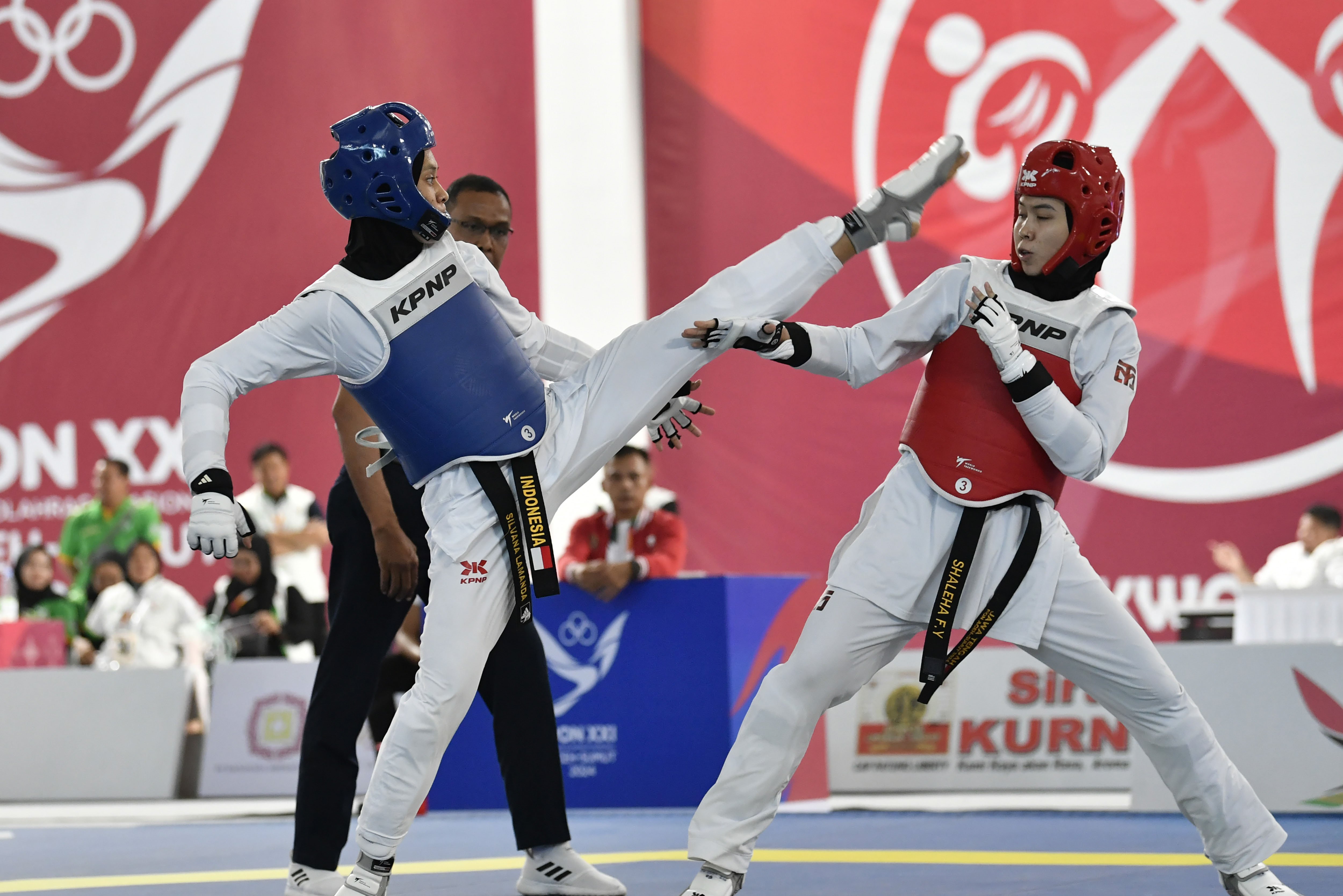 Atlet taekwondo Gorontalo Lamanda Silvana (kiri) melancarkan tendangan saat bertanding melawan atlet Jawa Tengah Fitriana Yusuf (kanan) pada final Taekwondo Kyorugi di bawah 62 kilogram putri PON XXI Aceh-Sumut di Venue Martial Art, Deli Serdang, Sumatera Utara, Kamis (12/9/2024). Atlet Gorontalo Lamanda Silvana meraih medali emas, disusul atlet Jawa Tengah Fitriana Yusuf medali perak dan masing-masing atlet Jawa Barat Made Permata Sari serta atlet Sumatera Utara Herawati meraih medali perunggu. 