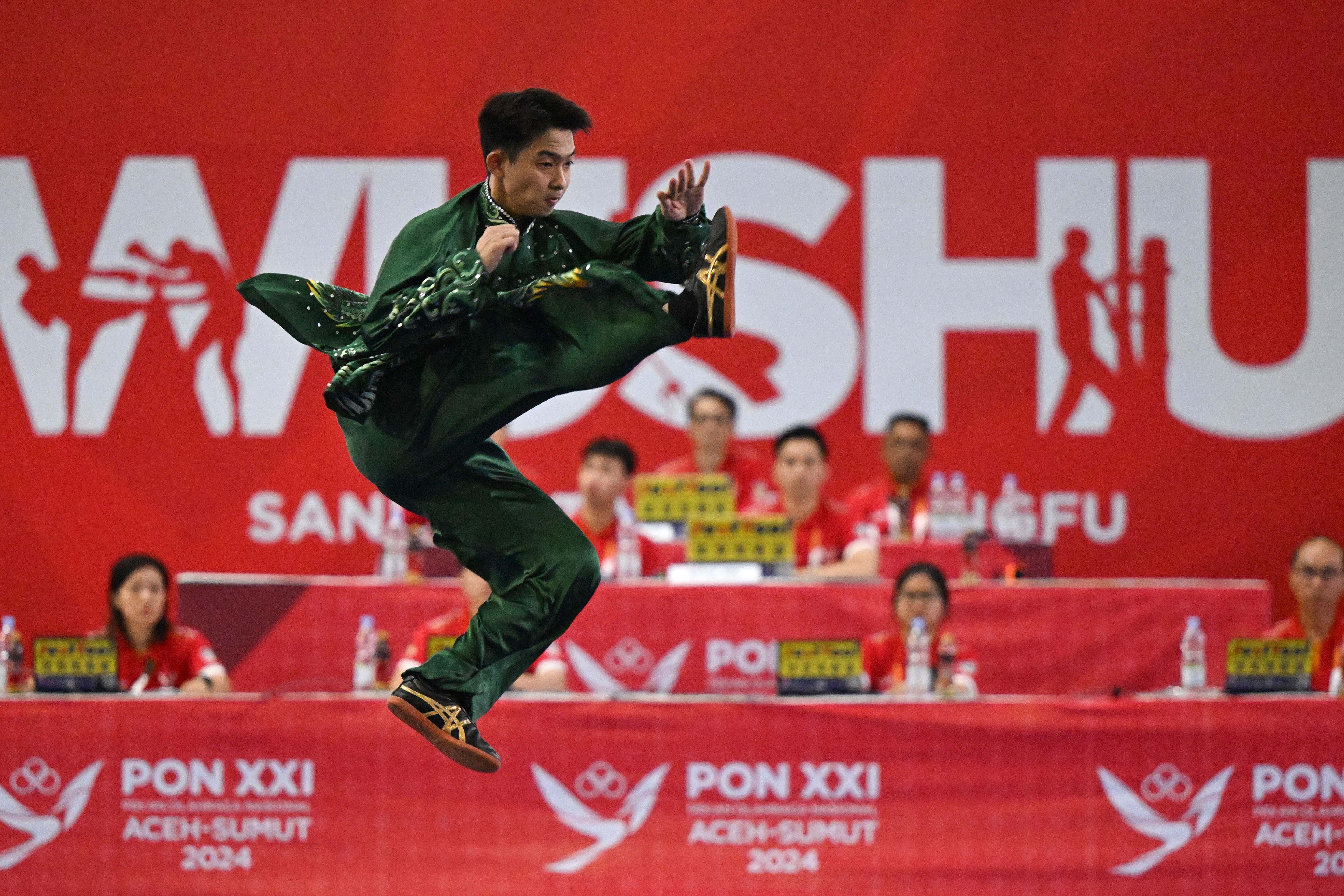 Pewushu Sumut Erick Citra beraksi pada final wushu Taoulu Taijiquan putra PON XXI Aceh-Sumut 2024 di Gedung Serbaguna Dinas Pemuda dan Olahraga Sumatera Utara (Disporasu), Deli Serdang, Sumatera Utara, Kamis (12/9/2024). Medali emas diraih pewushu Sumatera Utara Nicholas dengan skor 9,640, medali perak diraih pewushu Jatim Rainer Reinaldy dengan skor 9,633, dan medali perunggu diraih pewushu DIY Juan Hendy dengan skor 9,606.