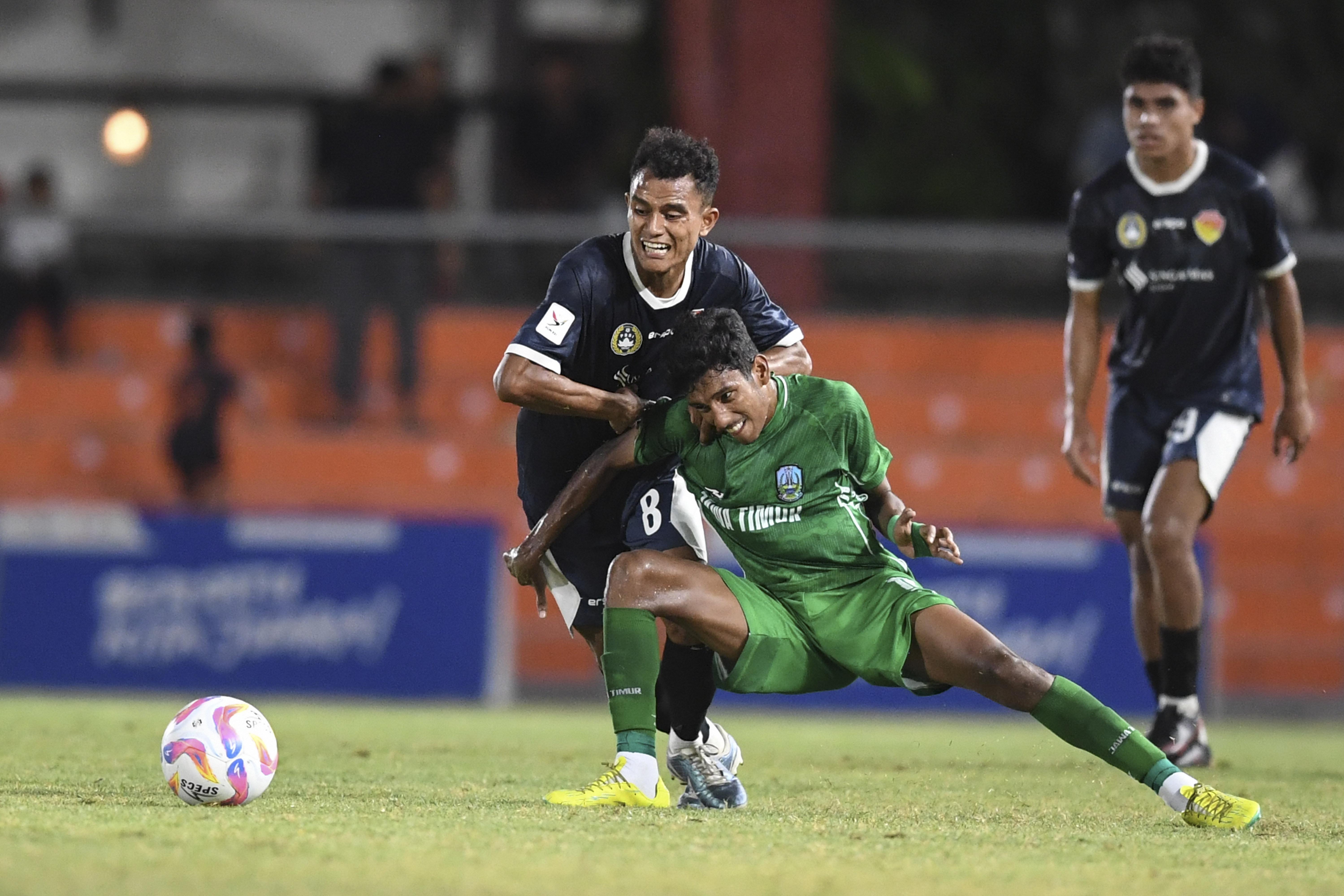 Pesepak bola Jawa Timur Muhammad Almaghfiru Inzaghi (kiri) berebut bola dengan pesepak bola NTB Cladio Paulo Sebo (tengah) pada pertandingan babak delapan besar putra PON XXI Aceh-Sumut 2024 di Stadion H Dimurthala, Banda Aceh, Aceh, Jumat (13/9/2024). Jawa Timur menang 1-0 atas NTB.