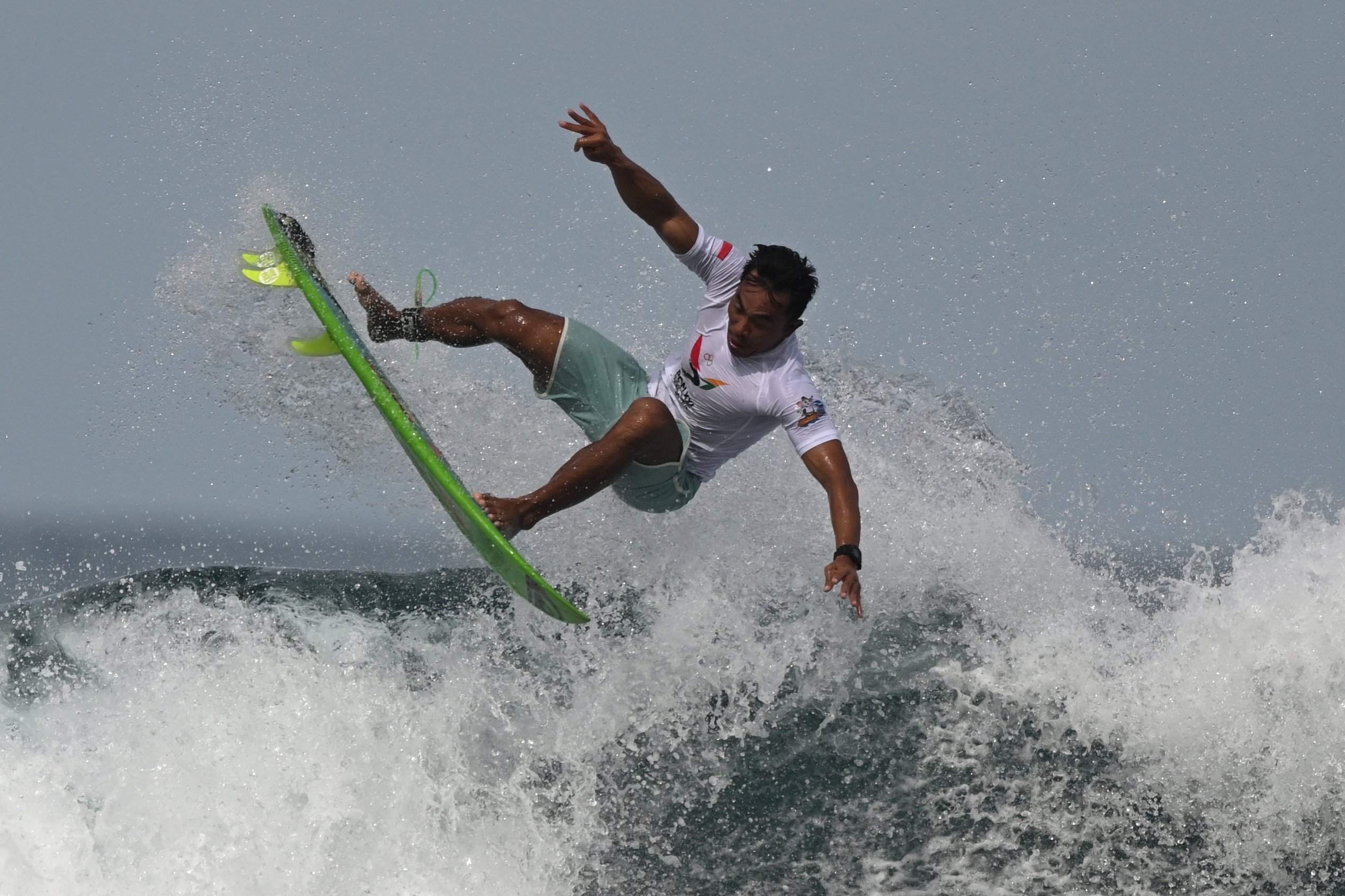 Peselancar Jawa Barat Dede Suryana beraksi pada kualifikasi selancar ombak nomor shortboard putra PON XXI Aceh-Sumut 2024 di Pantai Riting, Kabupaten Aceh Besar, Aceh, Rabu (11/9/2024). Selancar ombak yang baru pertama diselenggarakan dalam PON diikuti 33 peserta putra dan 16 peserta putri dari 14 provinsi yang melombakan nomor shortboard, longboard dan aerial. 