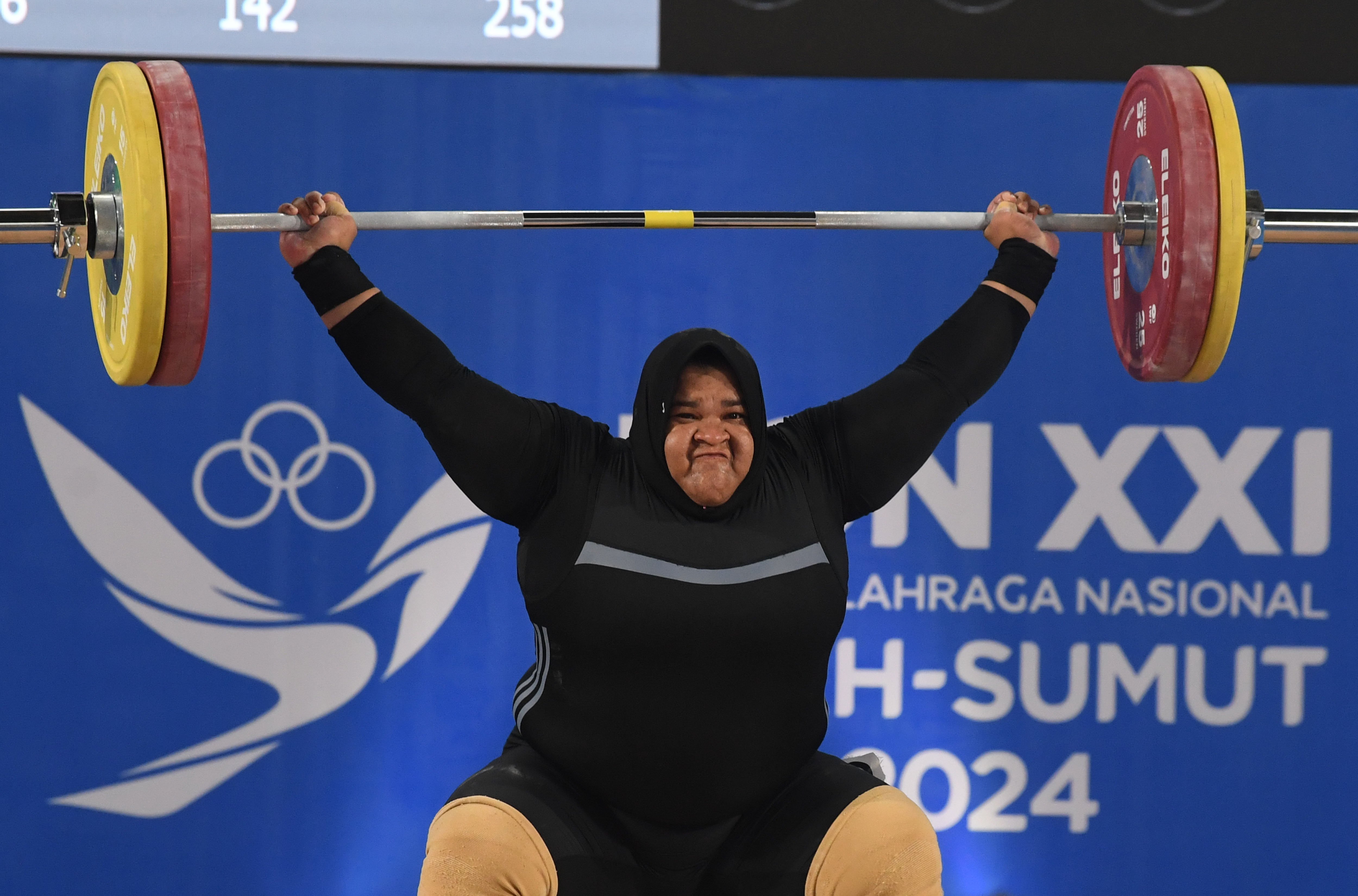 Lifter Aceh Nurul Akmal melakukan angkatan snatch pada perlombaan final kelas 87 kg putri PON Aceh-Sumut 2024 di GOR Seuramoe Angkat Besi Stadion Harapan Bangsa, Banda Aceh, Aceh, Selasa (10/9/2024). Nurul Akmal berhasil meraih medali emas sekaligus memecahkan rekor nasional dan rekor PON untuk snatch dari 116 kg menjadi 117 kg dengan total angkatan 248 kg.