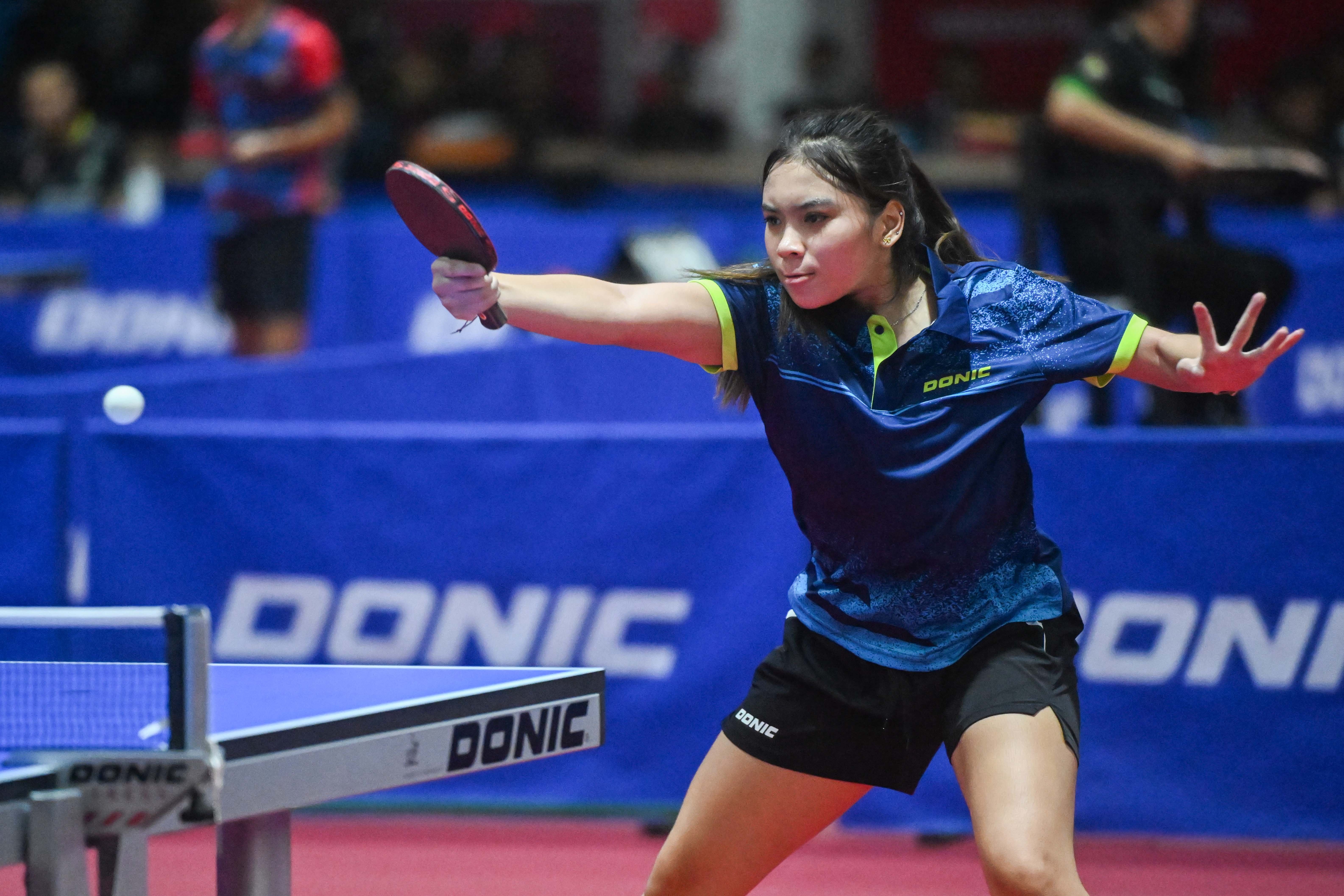 Petenis meja Sumatera Utara Vina Rona mengembalikan bola saat bertanding melawan petenis meja DKI Jakarta Rina Sintya pada babak perempat final beregu putri tenis meja PON XXI Aceh-Sumut 2024 di GOR Angsapura Medan, Sumatera Utara, Rabu (11/9/2024). Tim DKI Jakarta menang atas Sumatera Utara dengan skor 3-1. 