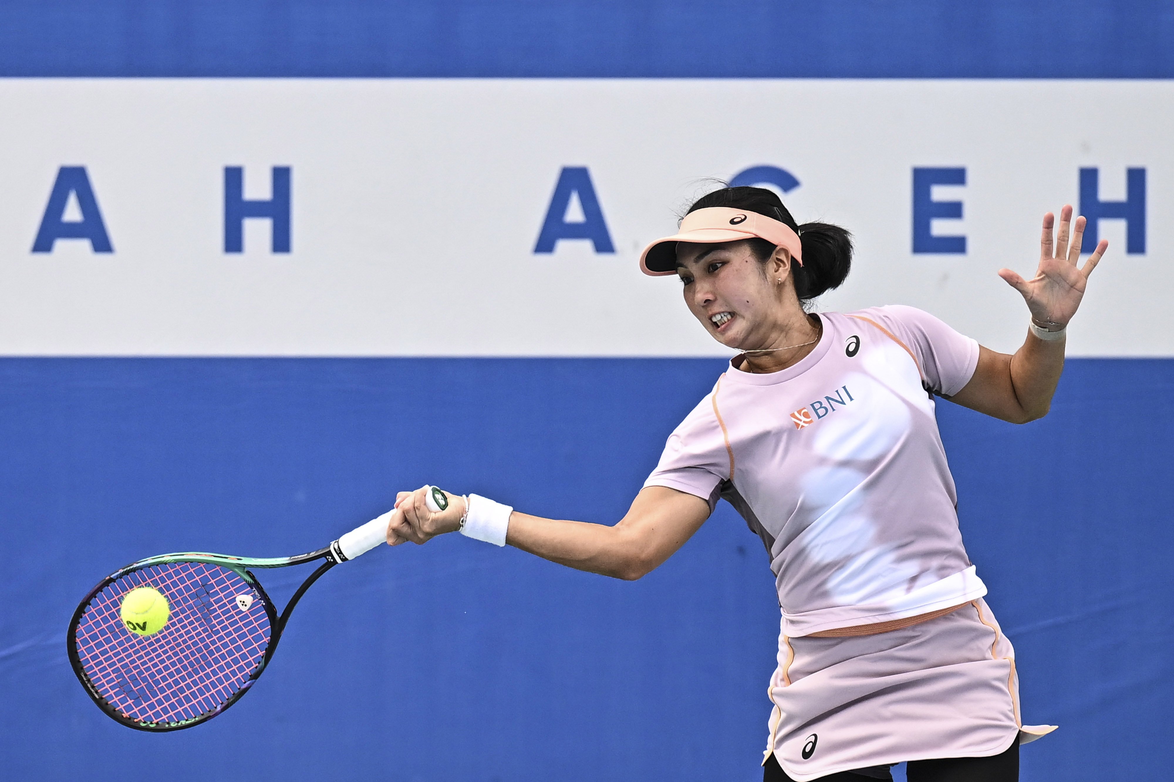 Petenis Jawa Timur Adila Sutjiadi memukul bola ke arah lawannya petenis Jawa Barat Joanne Lynn pada babak semifinal tenis beregu putri PON XXI Aceh-Sumut 2024 di Lapangan Tenis Harapan Bangsa, Banda Aceh, Aceh, Jumat (13/9/2024). Adila Sutjiadi mengalahkan Joanne Lynn dengan skor 6-0 dan 6-2. 