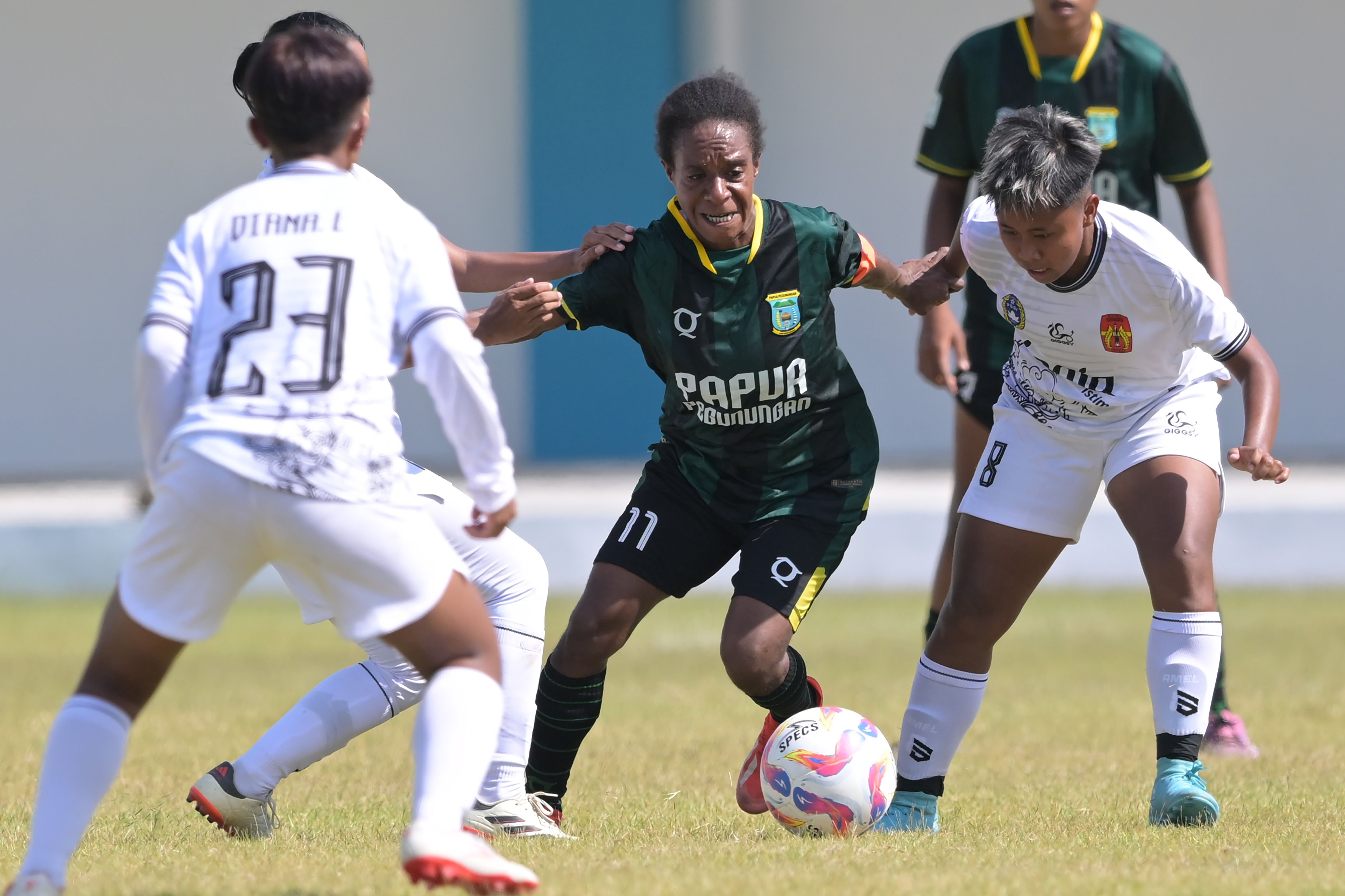 Pesepak bola Papua Pegunungan Regina Wonda (kedua kanan) berusaha melewati pesepak bola D.I Yogyakarta Amelia Diah (kanan) pada pertandingan fase grup sepak bola putri PON XXI Aceh-Sumut di Stadion Mini Pancing, Deli Serdang, Sumatera Utara, Senin (9/9/2024). Pertandingan tersebut berakhir imbang dengan skor 1-1. 