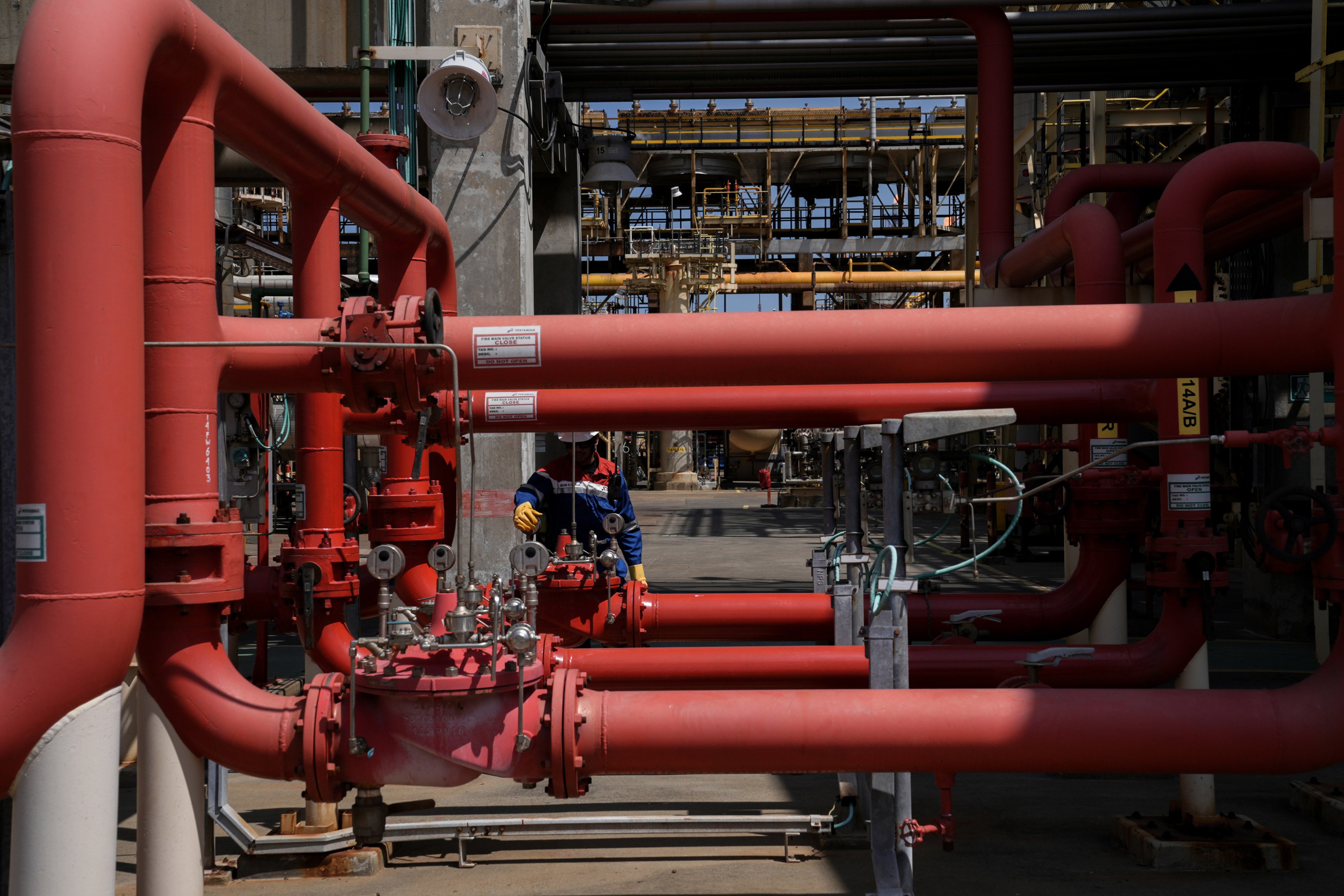 Seorang pekerja melakukan pemeriksaan tekanan pipa di area Kilang Pertamina Internasional (KPI) Unit Cilacap.