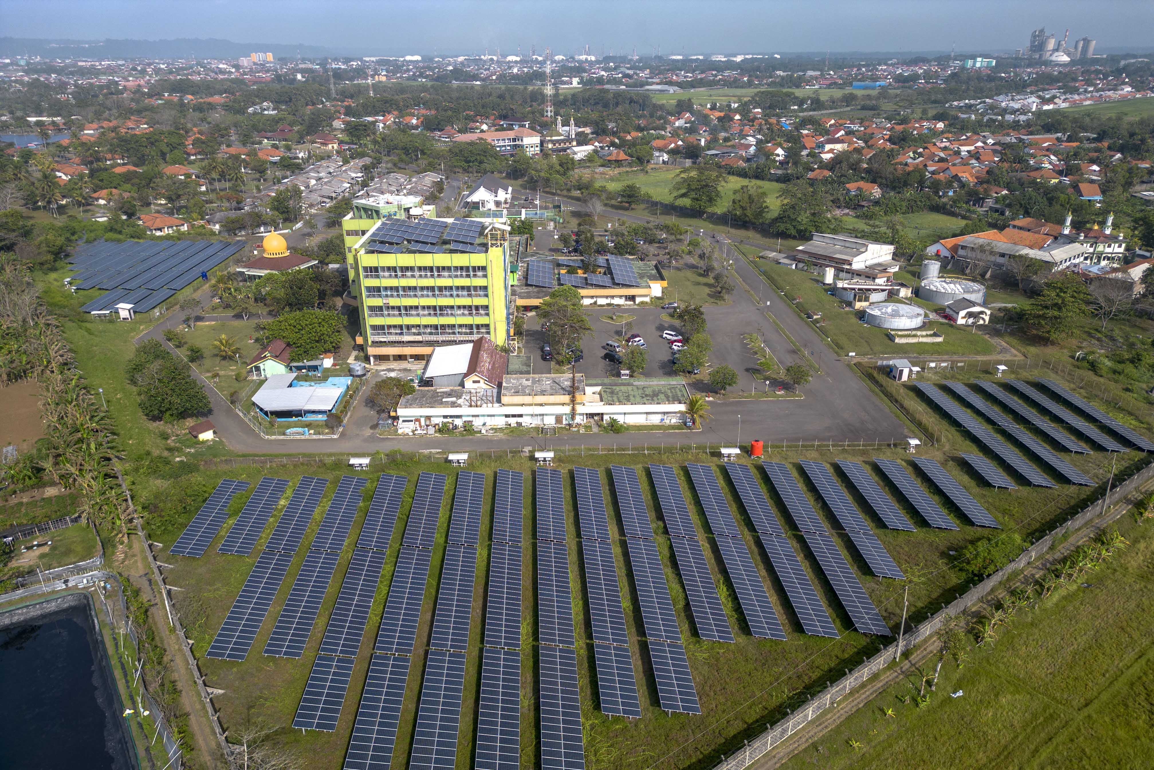 Foto udara Pembangkit Listrik Tenaga Surya yang digunakan untuk operasional di Rumah Sakit Pertamina Cilacap, Jawa Tengah.
