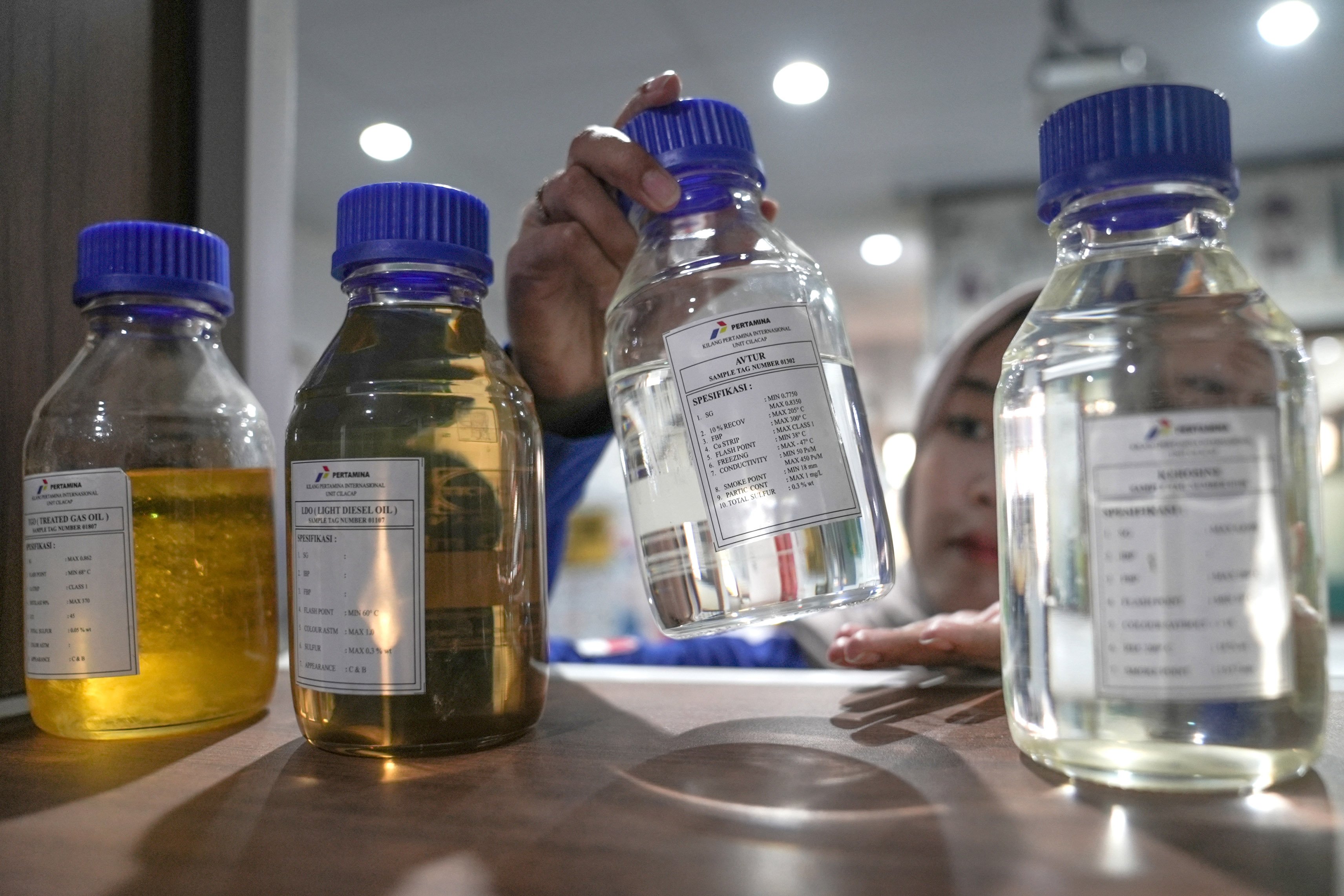 Sejumlah sampel produk bahan bakar hasil olahan dari minyak kelapa sawit yang di produksi oleh Green Refinery Kilang Pertamina Internasional (KPI) Unit Cilacap.