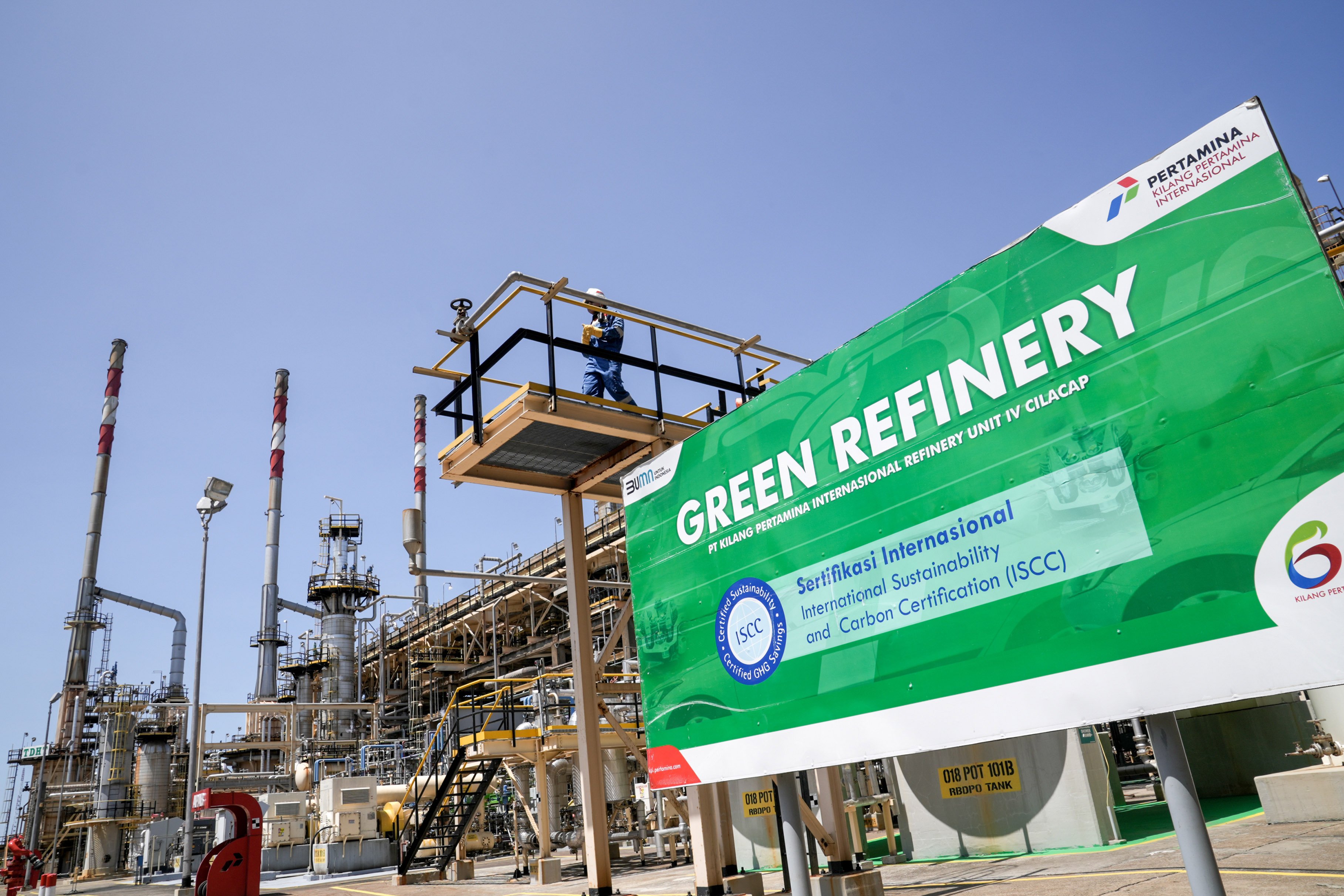 Seorang pekerja melakukan pemeriksaan wilayah Green Refinery di Kilang Pertamina Internasional (KPI) Unit Cilacap. 