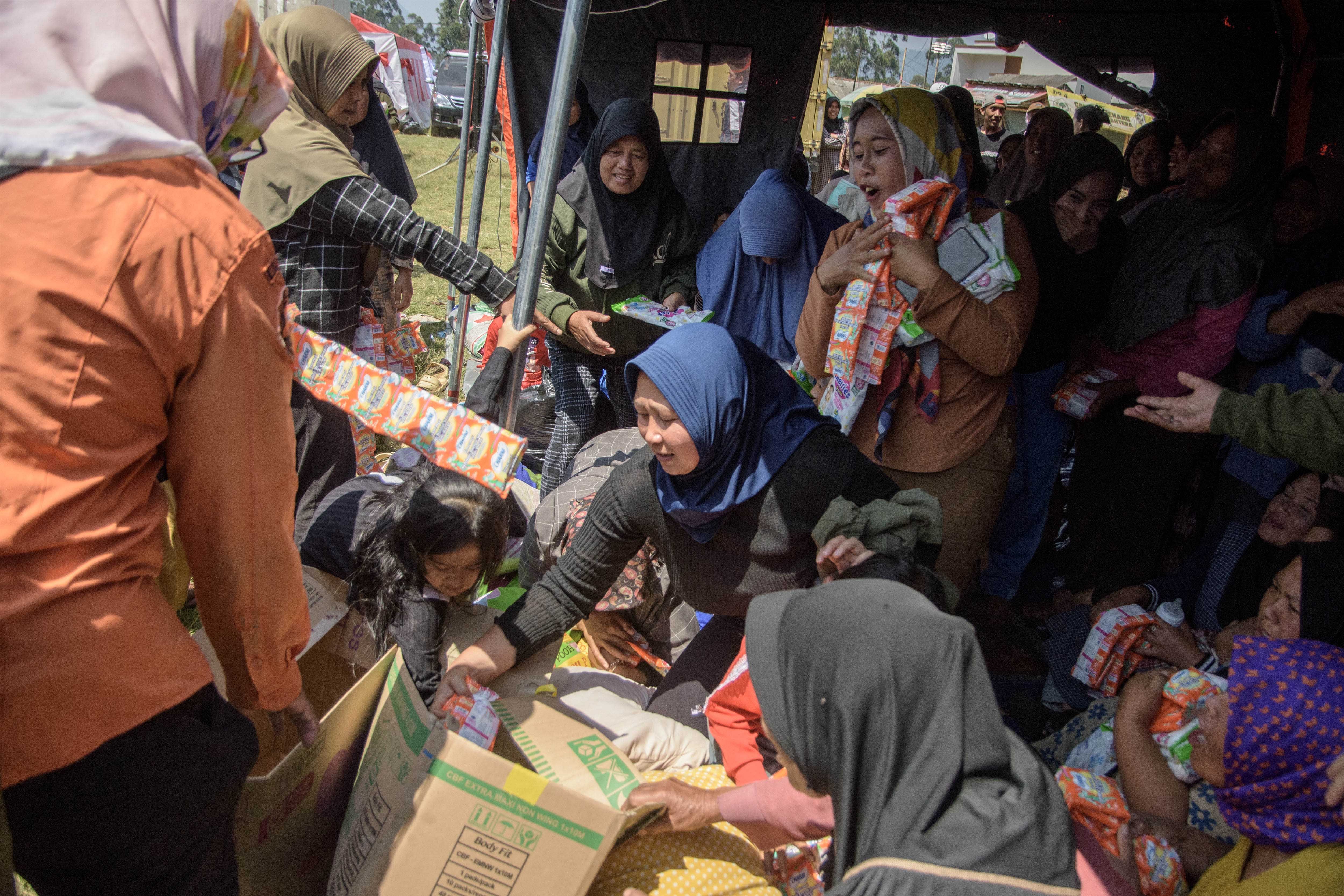 Sejumlah warga mengambil logistik bantuan di tenda pengungsian BNPB lokasi terdampak gempa bumi di Kertasari, Kabupaten Bandung, Jawa Barat, Kamis (19/9/2024). Pemerintah Indonesia melalui BNPB menyerahkan dukungan berupa Dana Siap Pakai (DSP) senilai 300 juta rupiah kepada Pemerintah Kabupaten Bandung dan 250 juta untuk Pemerintah Kabupaten Garut serta dukungan logistik dan peralatan penunjang penanganan darurat bencana yang bisa langsung digunakan masyarakat terdampak gempa bumi. 