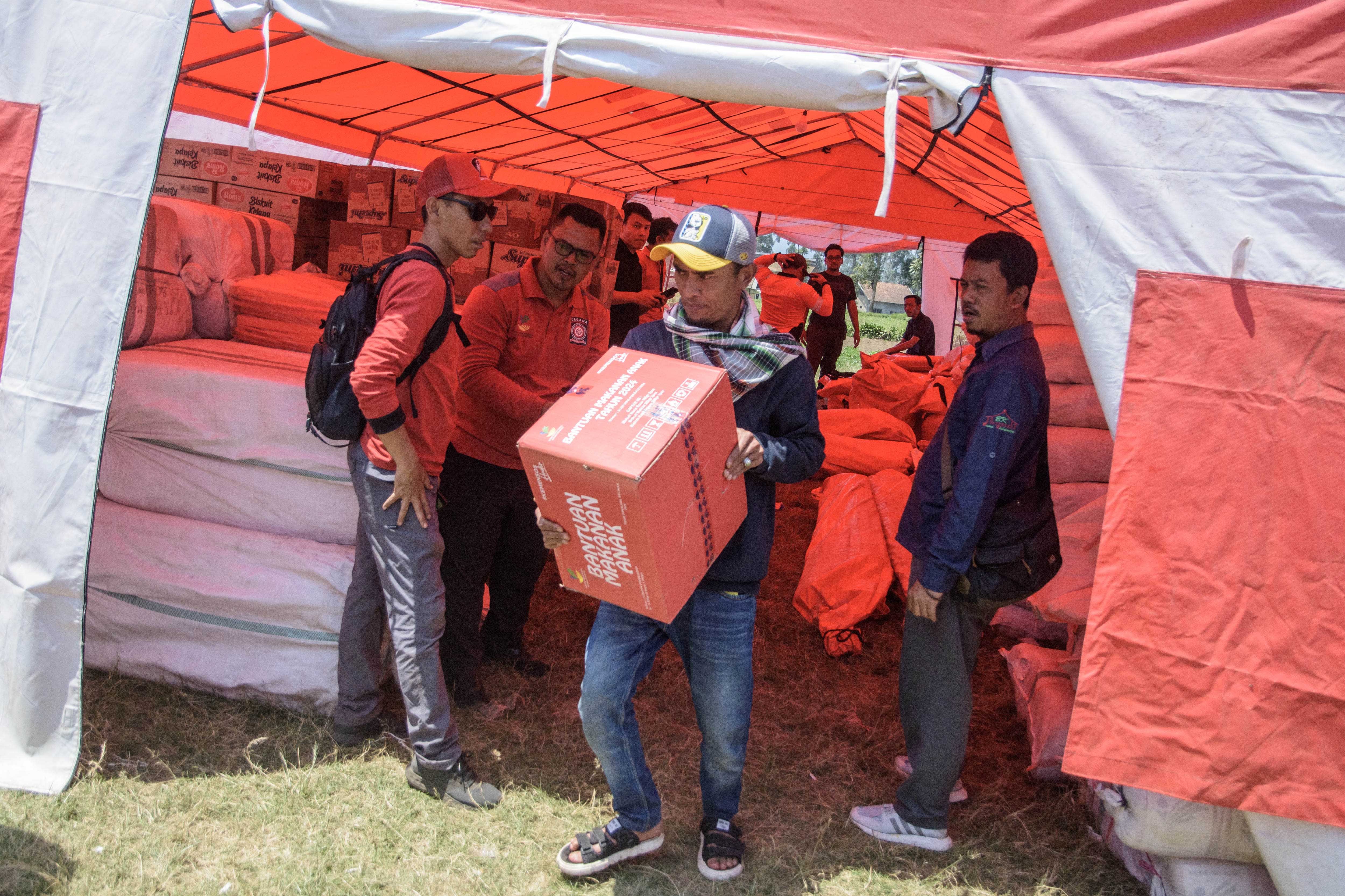 Petugas mengangkut logistik bantuan untuk dibagikan ke warga terdampak gempa bumi di Kertasari, Kabupaten Bandung, Jawa Barat, Kamis (19/9/2024). Pemerintah Indonesia melalui BNPB menyerahkan dukungan berupa Dana Siap Pakai (DSP) senilai 300 juta rupiah kepada Pemerintah Kabupaten Bandung dan 250 juta untuk Pemerintah Kabupaten Garut serta dukungan logistik dan peralatan penunjang penanganan darurat bencana yang bisa langsung digunakan masyarakat terdampak gempa bumi. 