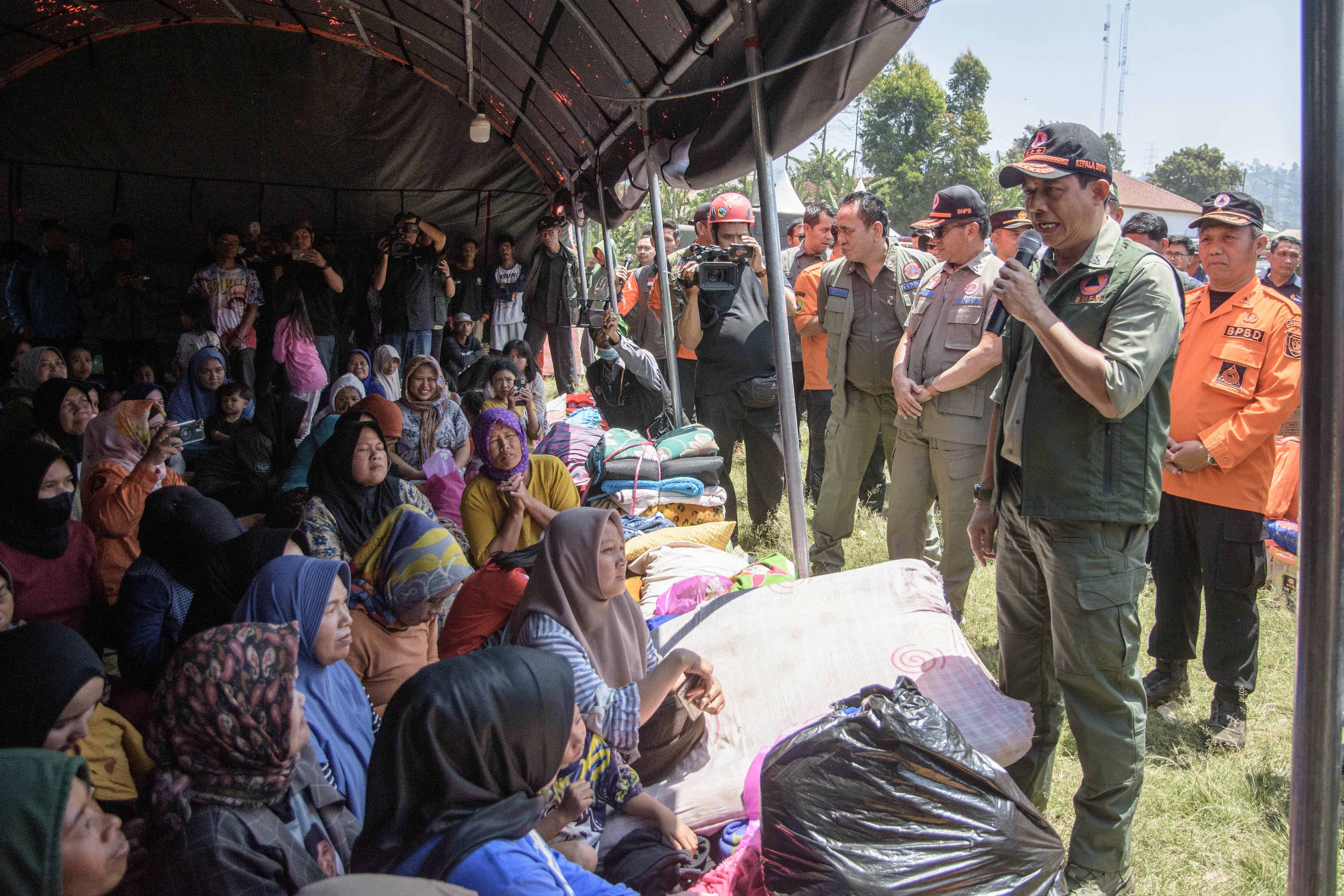 Kepala Badan Nasional Penanggulangan Bencana (BNPB) Letjen TNI Suharyanto (kanan) memberikan arahan kepada pengungsi terdampak gempa bumi di Kertasari, Kabupaten Bandung, Jawa Barat, Kamis (19/9/2024). Peninjauan tersebut dilakukan guna memastikan upaya percepatan penanganan darurat dan penyaluran bantuan bagi masyarakat terdampak agar bisa terpenuhi secara maksimal di masa tanggap darurat. 
