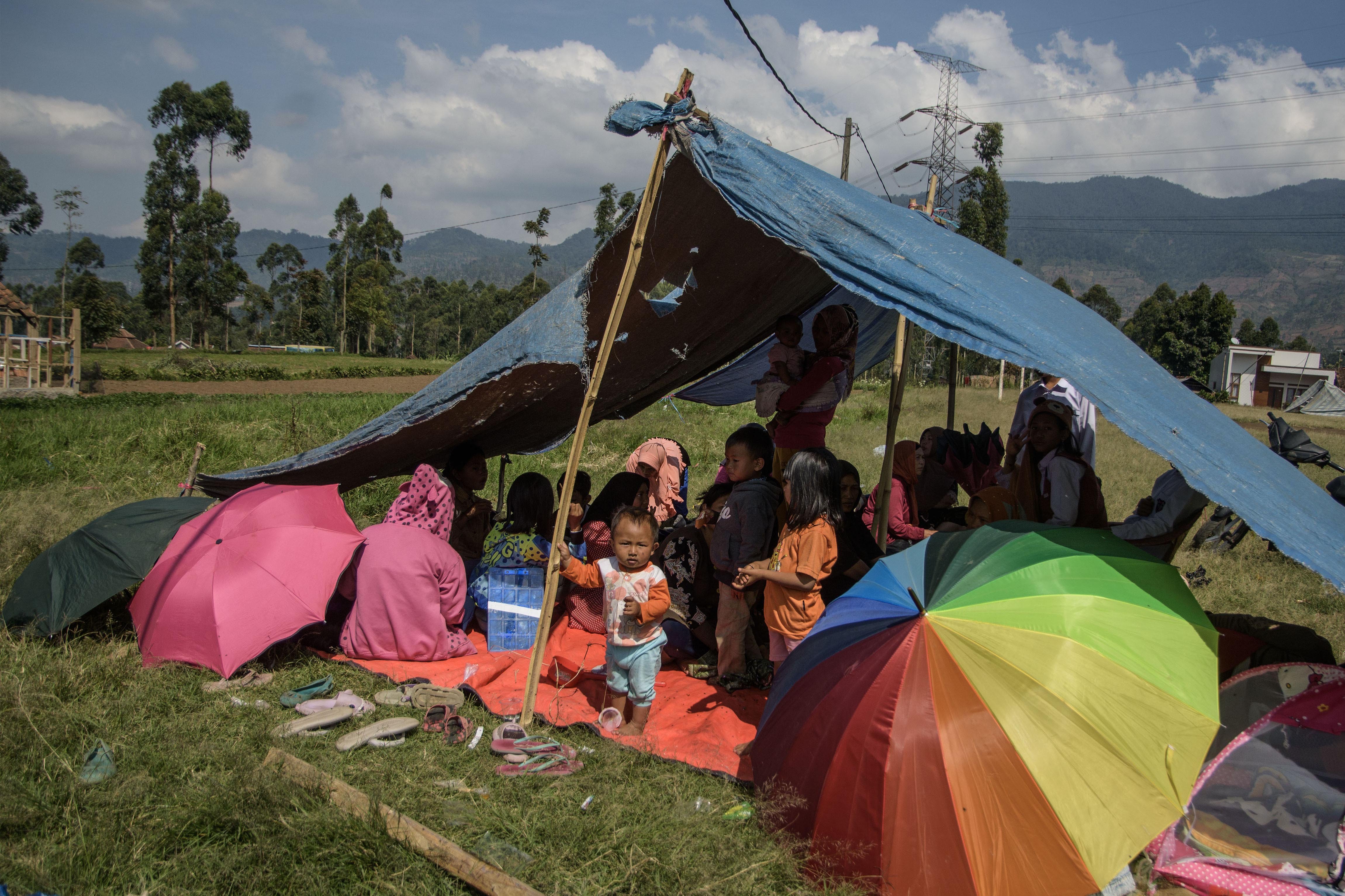 Warga mengungsi di tenda pascagempa bumi di Desa Cibeureum, Kertasari, Kabupaten Bandung, Jawa Barat, Rabu (18/9/2024). Menurut data sementara BPBD Provinsi Jawa Barat, sebanyak 450 warga terpaksa mengungsi, 58 orang luka ringan dan 23 lainnya luka berat dari tiga desa yang terdampak gempa bumi berkekuatan Magnitudo 5,0. 
