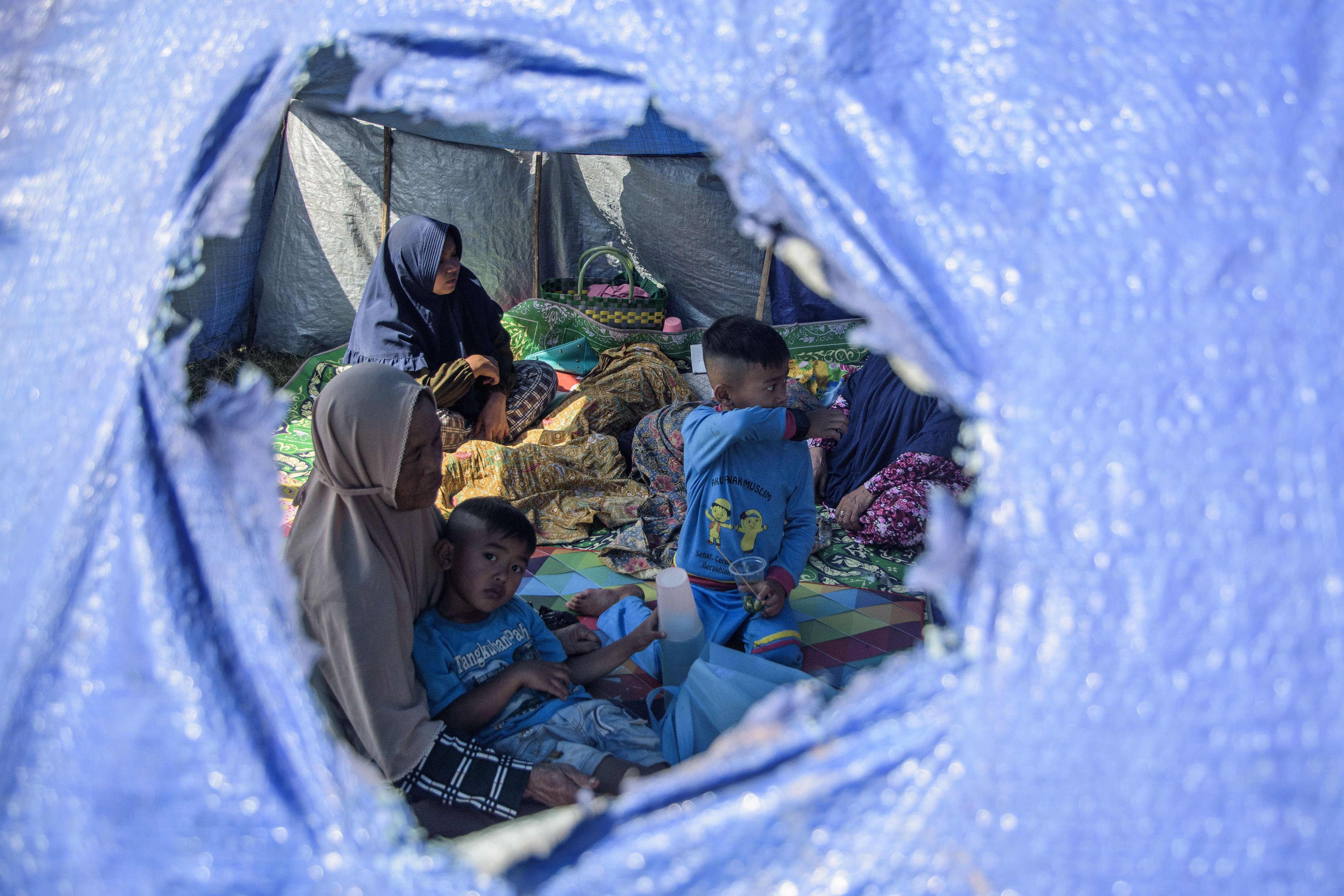 Warga mengungsi di tenda pascagempa bumi di Desa Cibeureum, Kertasari, Kabupaten Bandung, Jawa Barat, Rabu (18/9/2024). Menurut data sementara BPBD Provinsi Jawa Barat, sebanyak 450 warga terpaksa mengungsi, 58 orang luka ringan dan 23 lainnya luka berat dari tiga desa yang terdampak gempa bumi berkekuatan Magnitudo 5,0. 