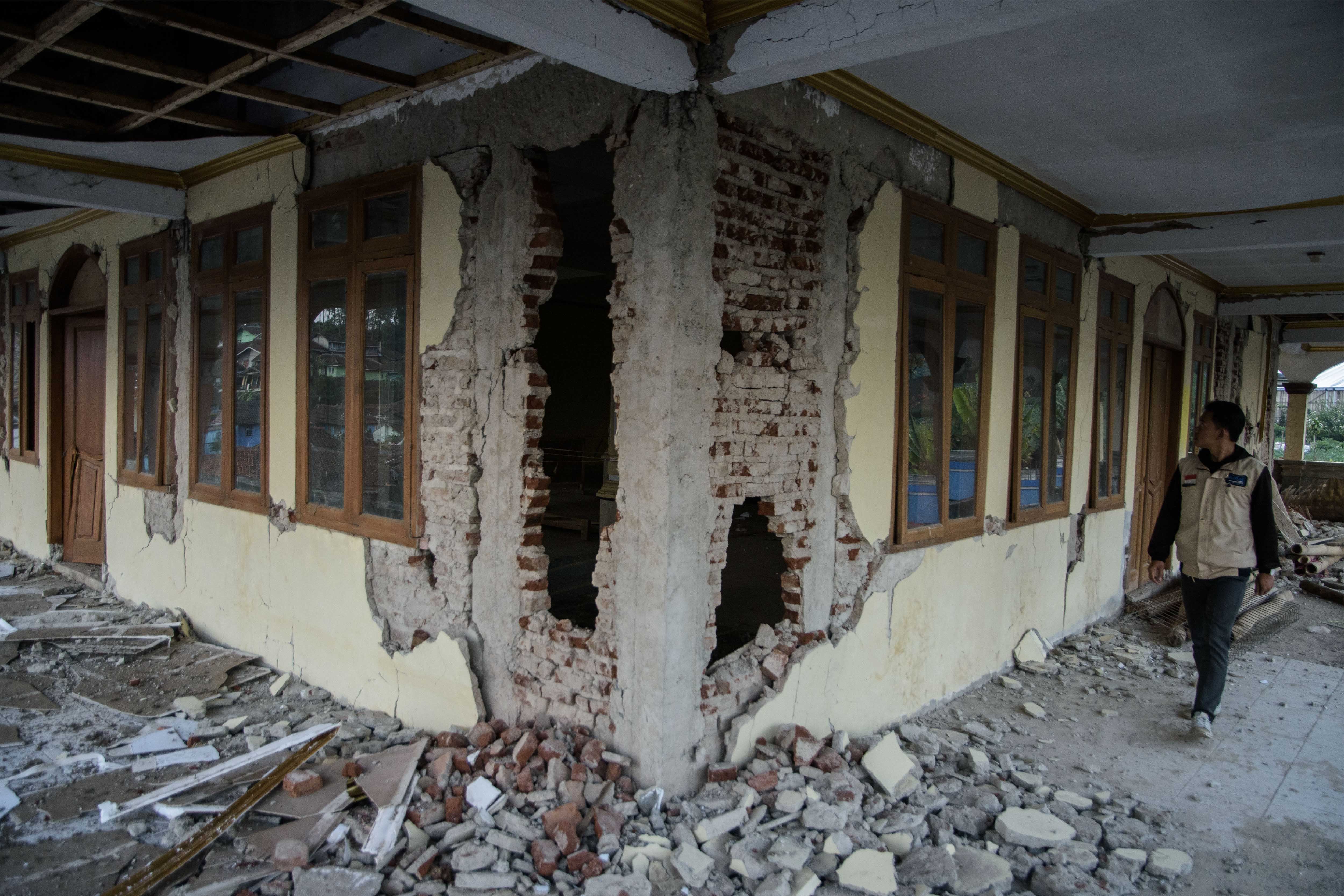 Relawan melihat kondisi masjid yang rusak akibat gempa bumi di Desa Cibeureum, Kertasari, Kabupaten Bandung, Jawa Barat, Rabu (18/9/2024). Pemerintah Kabupaten Bandung menetapkan status tanggap darurat selama 14 hari ke depan atas bencana gempa bumi bermagnitudo 5.0 yang mengakibatkan sebanyak 491 rumah warga mengalami kerusakan.