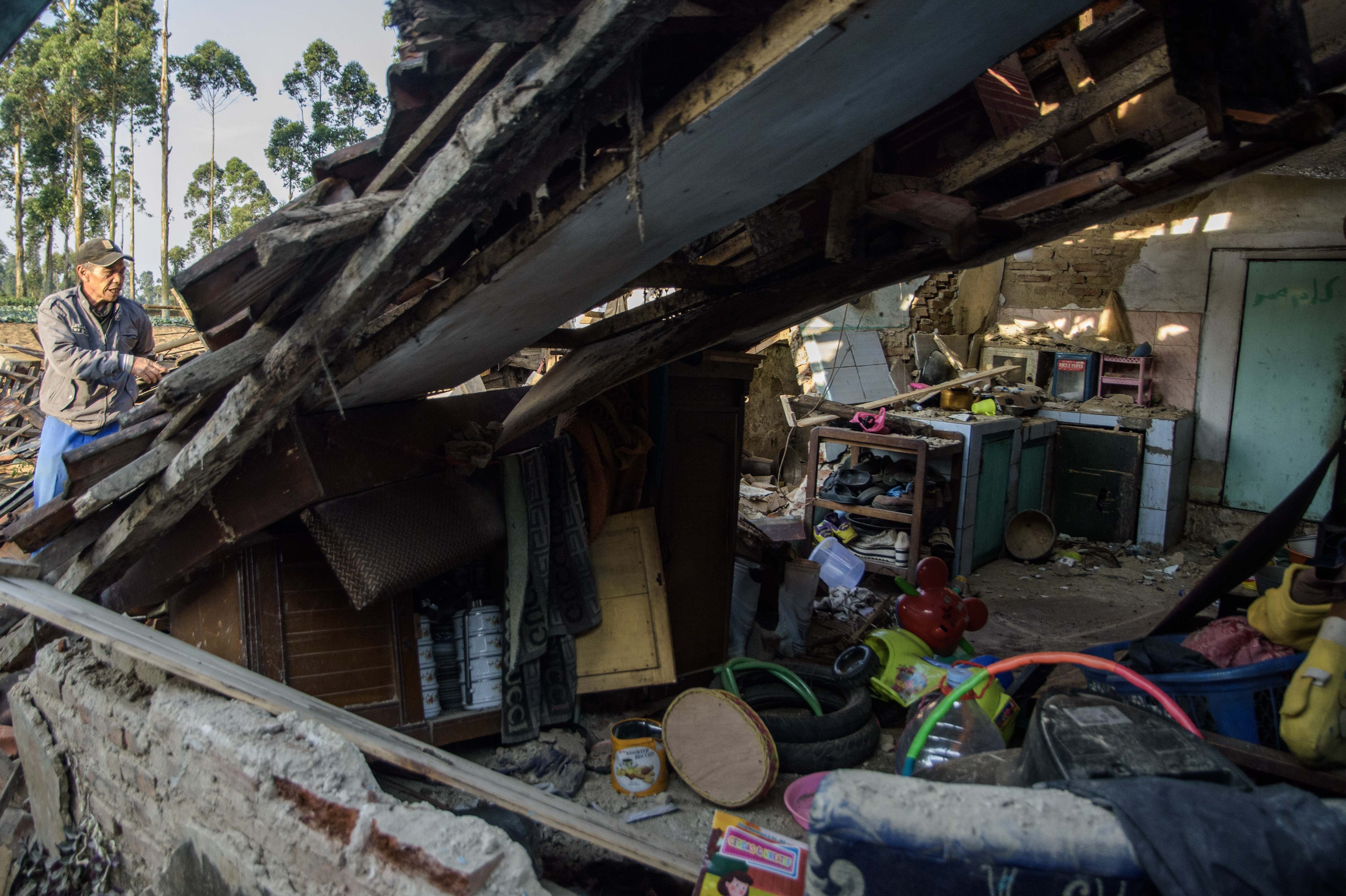Warga membersihkan puing reruntuhan rumah yang rusak akibat gempa bumi di Desa Cibeureum, Kertasari, Kabupaten Bandung, Jawa Barat, Rabu (18/9/2024). Pemerintah Kabupaten Bandung menetapkan status tanggap darurat selama 14 hari ke depan atas bencana gempa bumi bermagnitudo 5.0 yang mengakibatkan sebanyak 491 rumah warga mengalami kerusakan. 