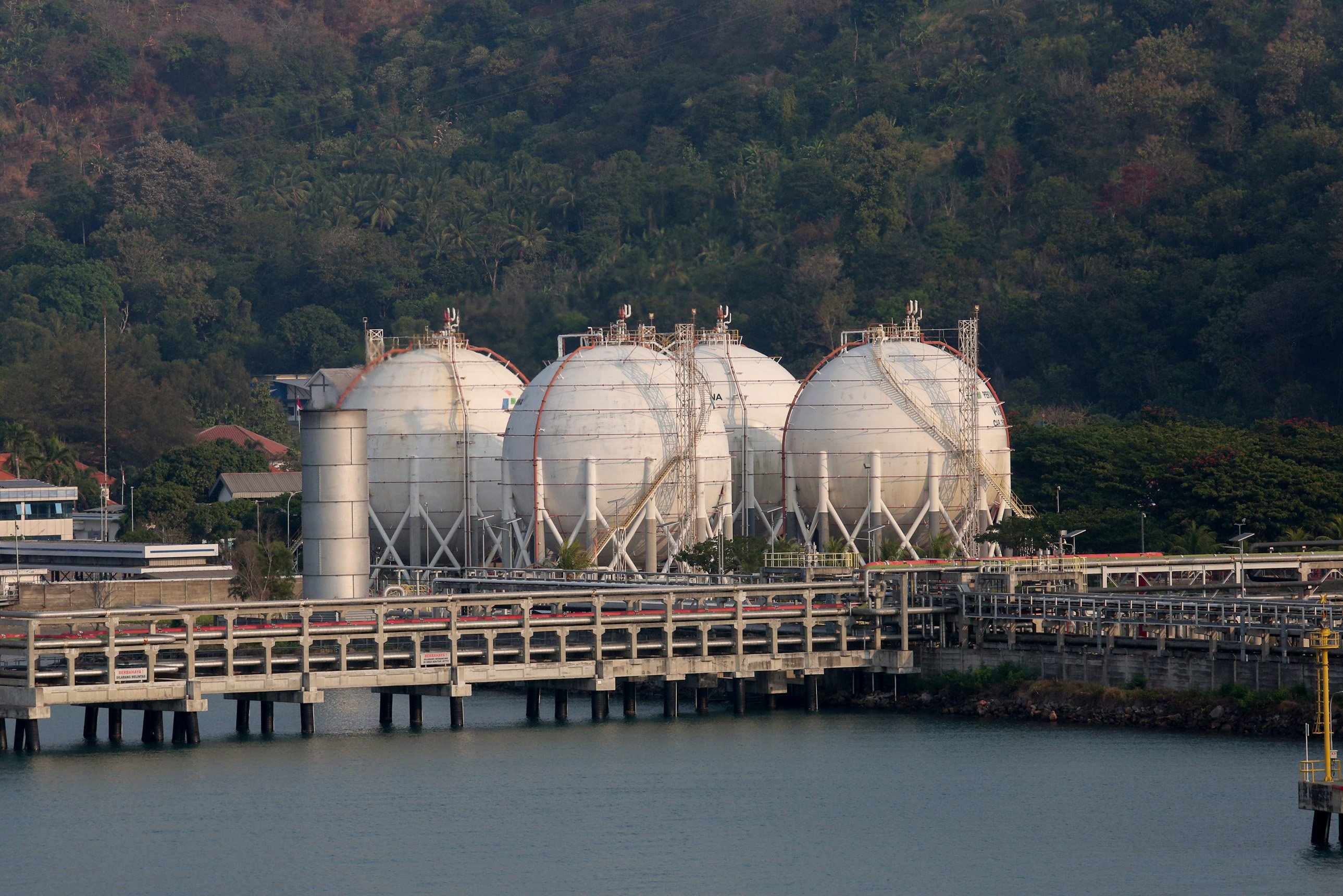 Tangki penampungan gas di Terminal LPG Tanjung Sekong, Kota Cilegon, Banten.
