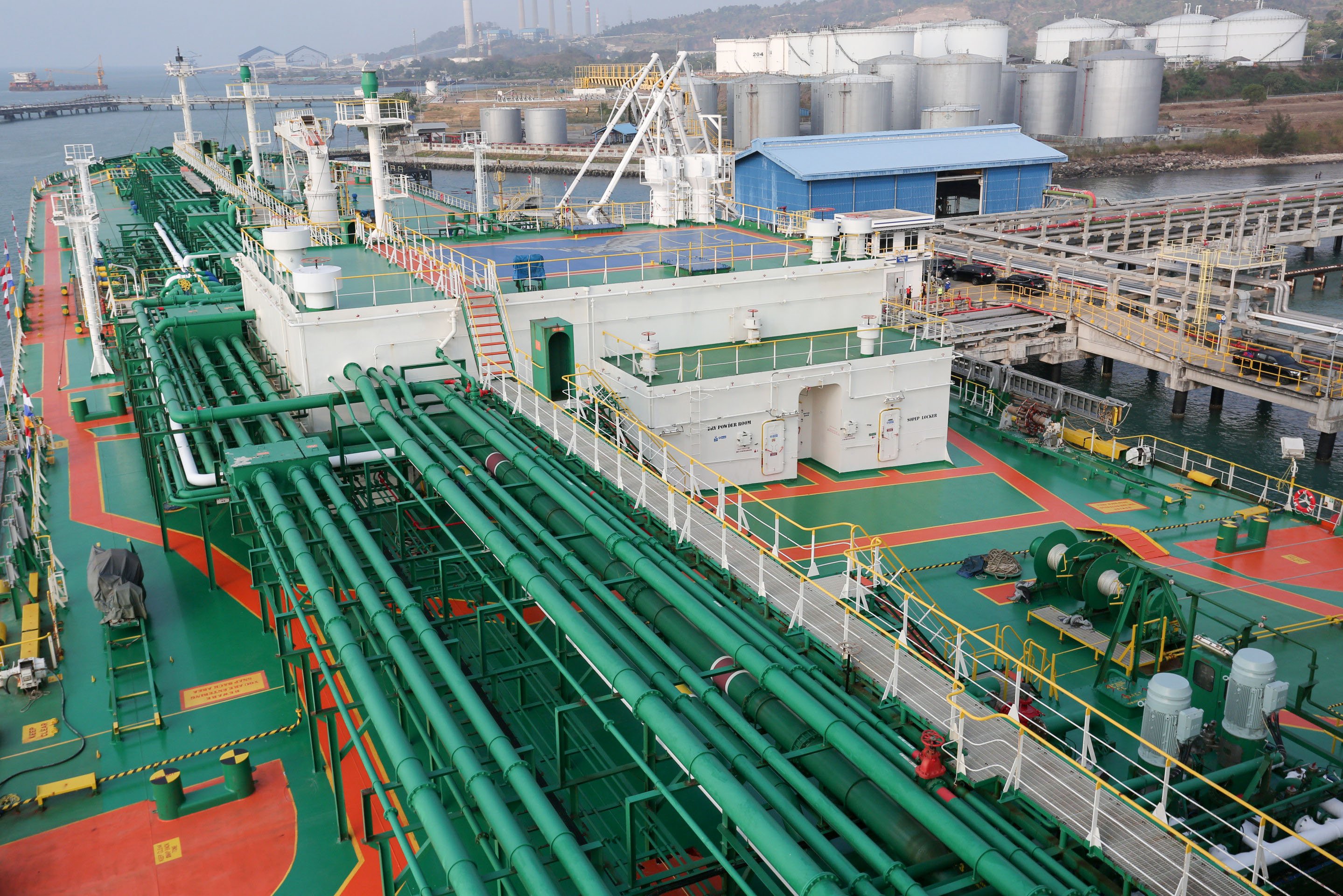 Suasana anjungan kapal Pertamina Gas 1 yang sedang berlabuh di Terminal LPG Tanjung Sekong, Kota Cilegon, Banten.