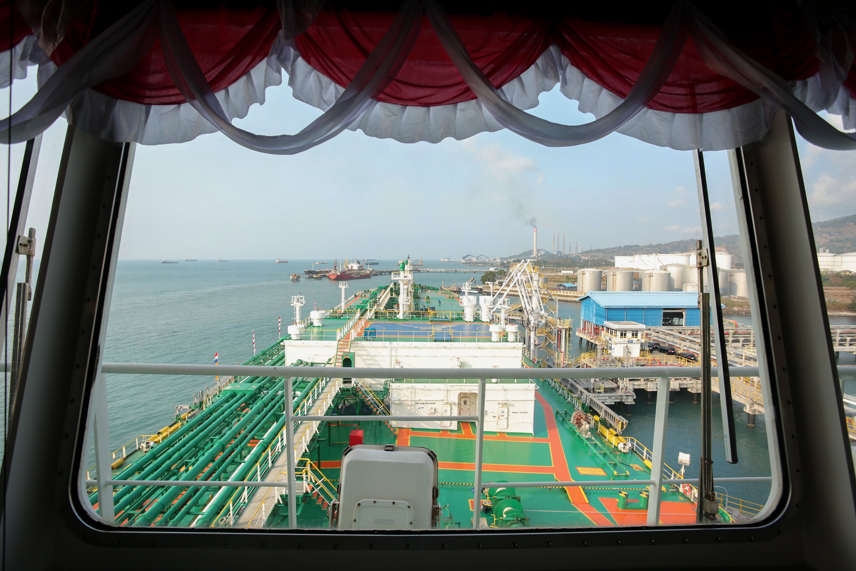 Suasana anjungan kapal Pertamina Gas 1 yang sedang berlabuh di Terminal LPG Tanjung Sekong, Kota Cilegon, Banten.